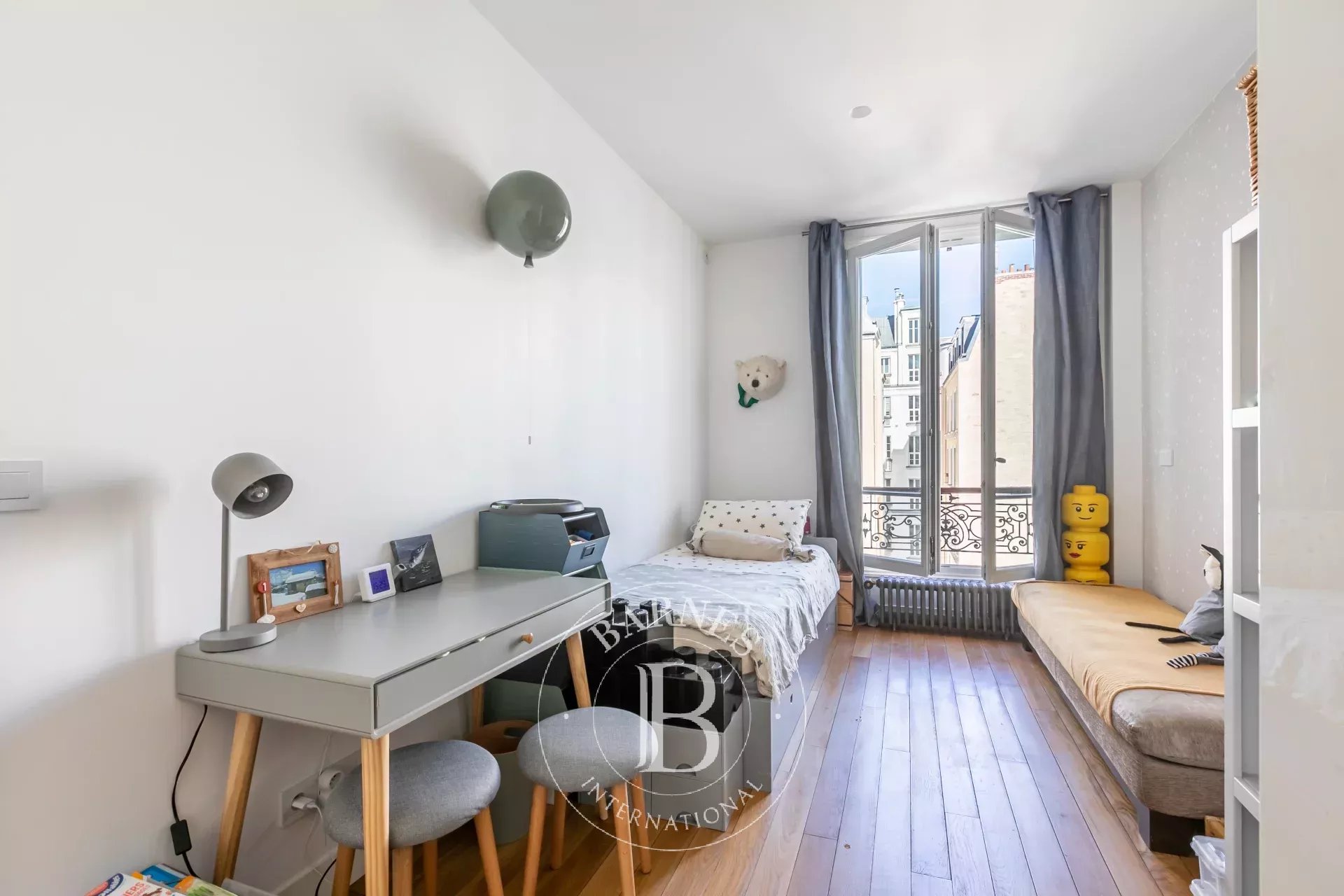 Sole agent: Paris 17 - Ternes Marché Lebon - 4-bedroom apartment - picture 12