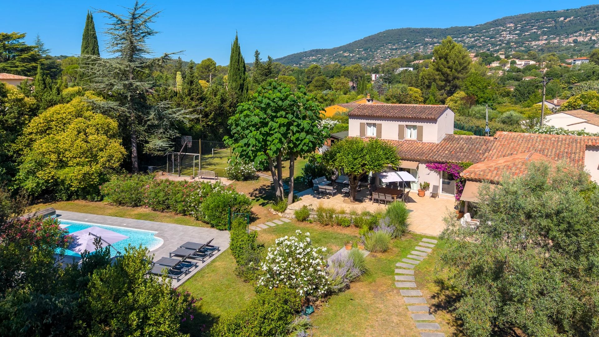 Propriété familiale avec jardin paysager et espaces de loisirs