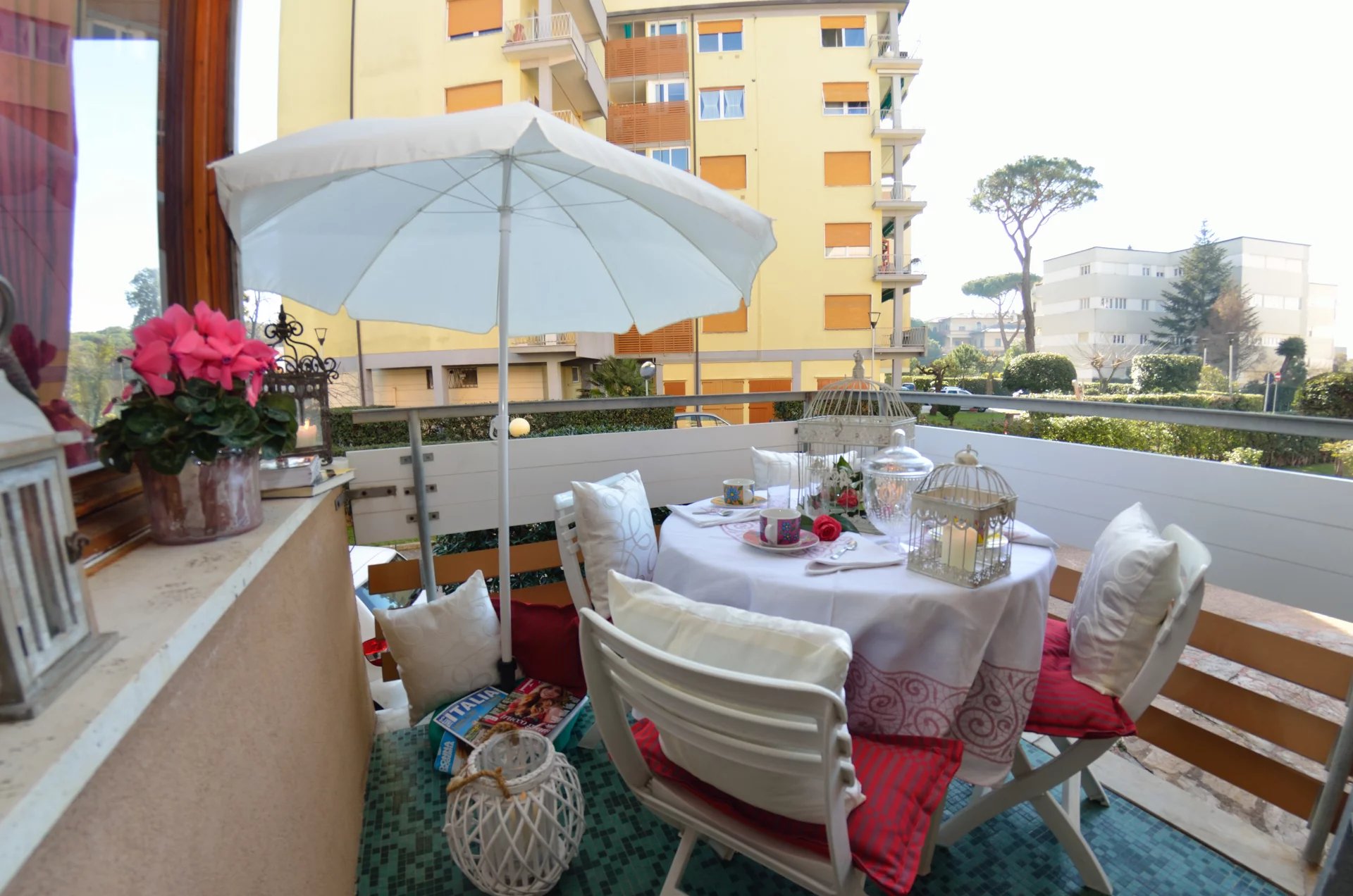 ITALY, TUSCANY, VIAREGGIO, 150 METERS FROM SEASIDE, 6 PEOPLE