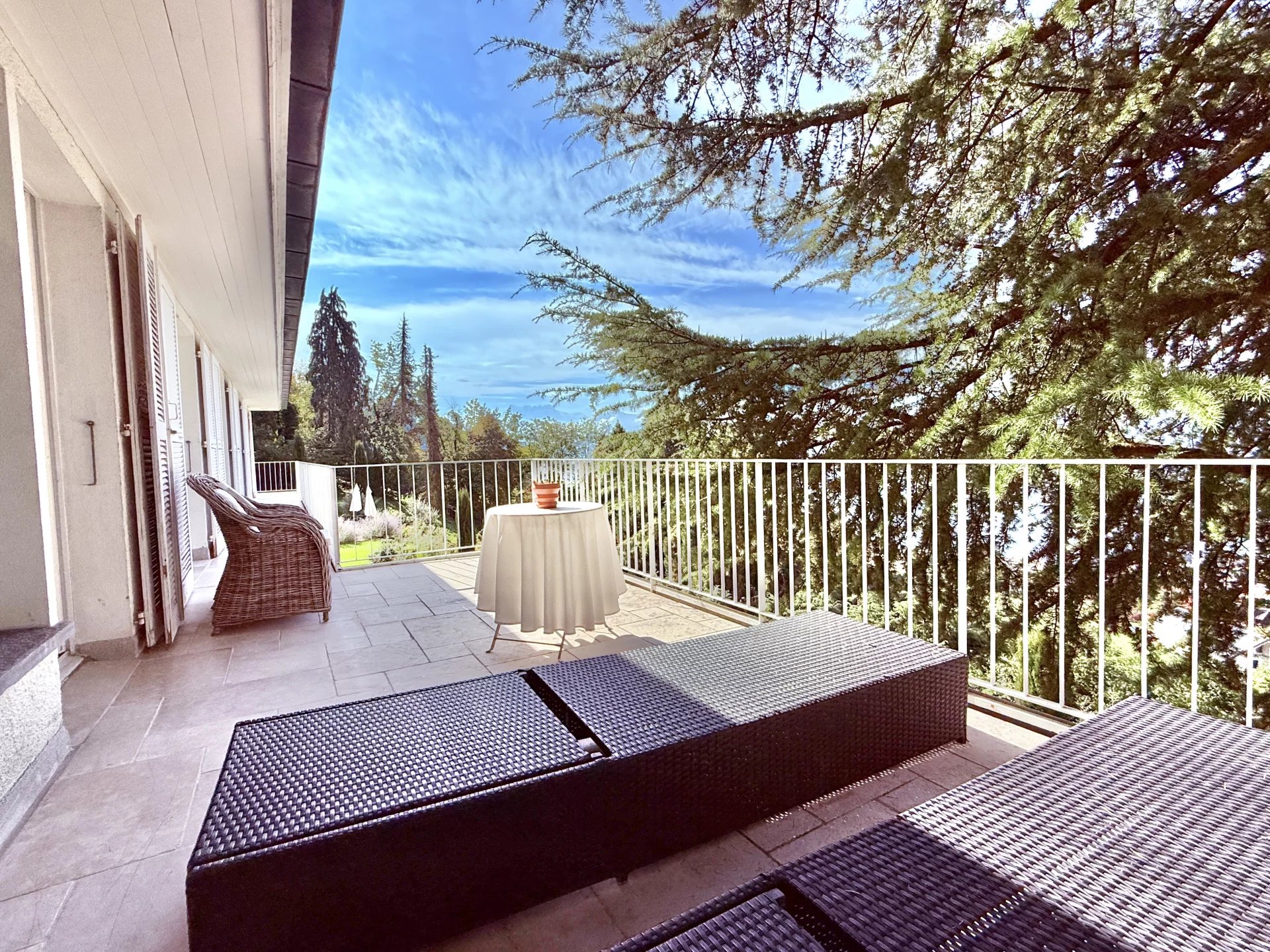 Villa panoramique avec piscine et pool house, grand terrain