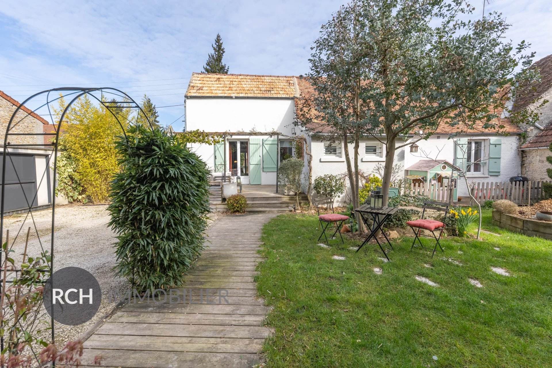 Exclusivité - Saint-Léger-en-Yvelines - Maison ancienne avec joli jardin clos de mur