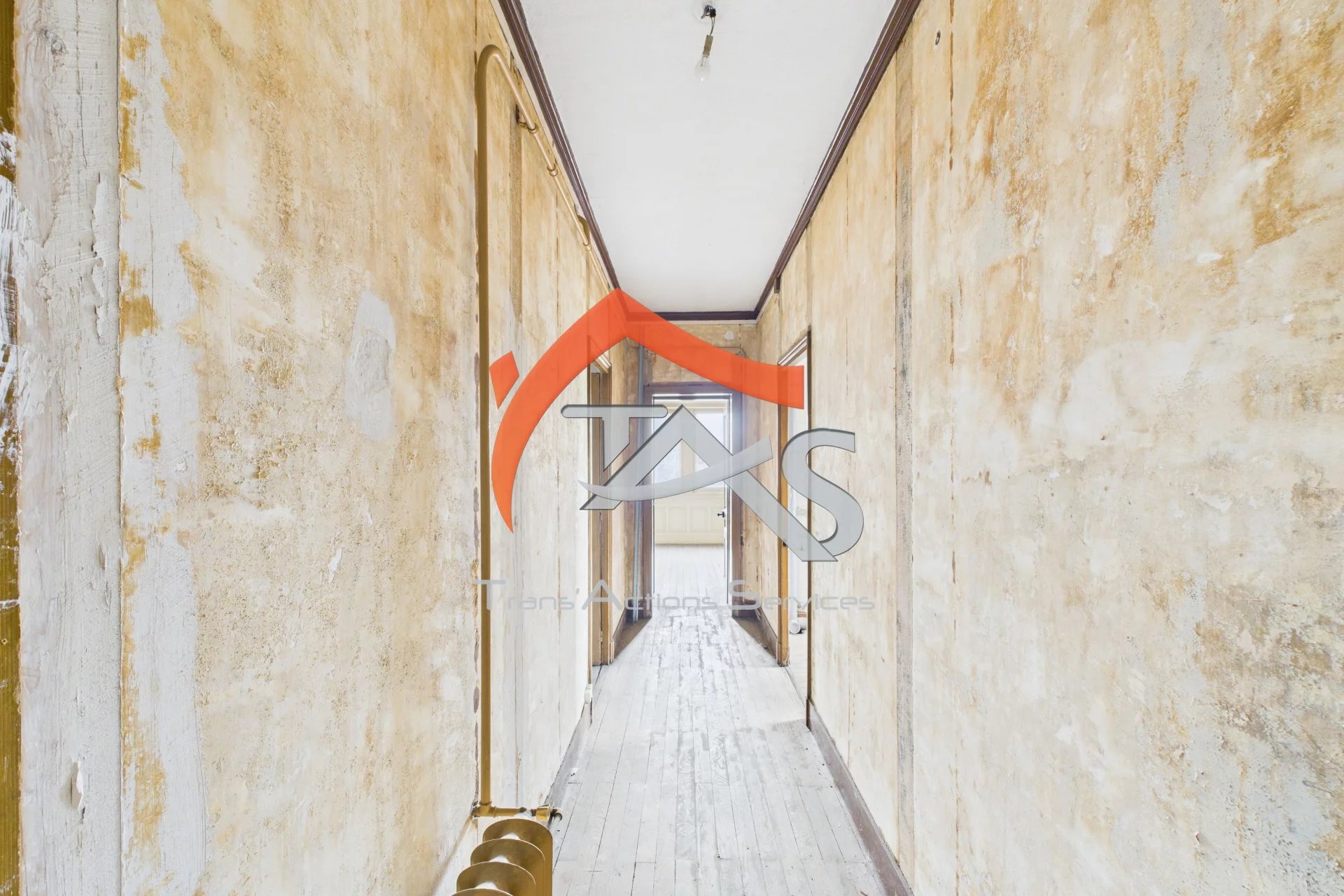Plateau de 71.92 m² à aménager avec jardin et parking - Photo 4