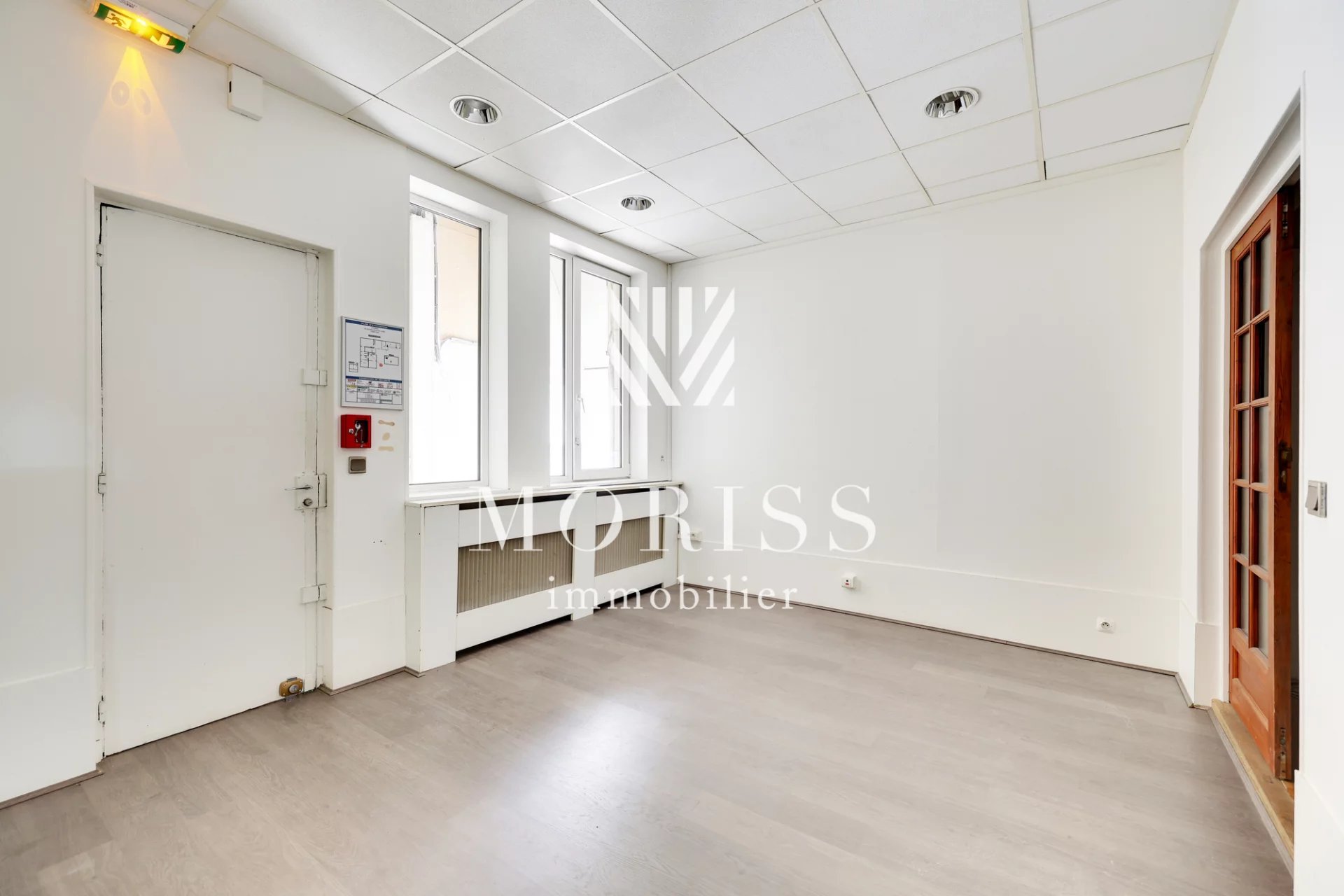 Rare à la vente – Grand local commercial / bureaux de 185 m² au - Image Array