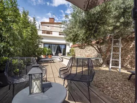 HERENHUIS MET ZWEMBAD EN BIJGEBOUW, THUIR