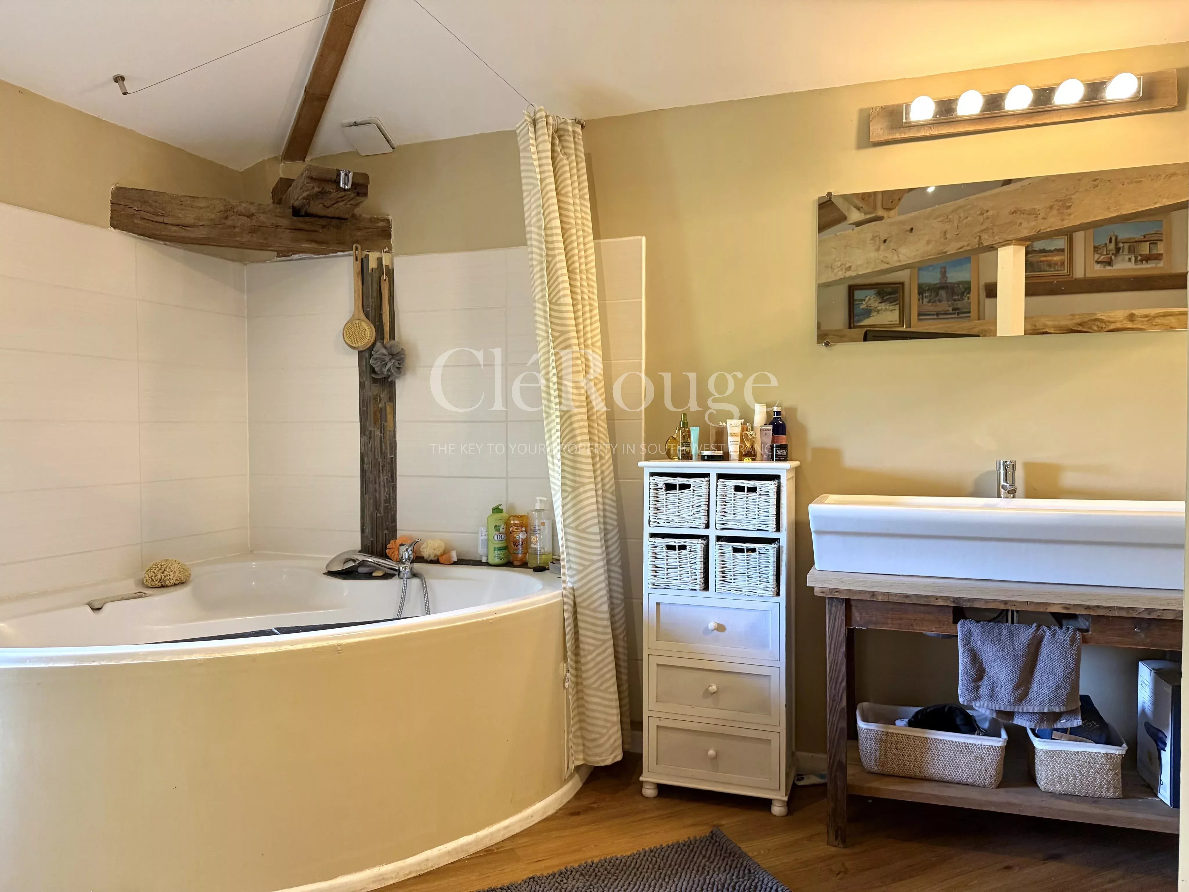 15 minutes from Monségur – Stunning 5-bedroom stone property