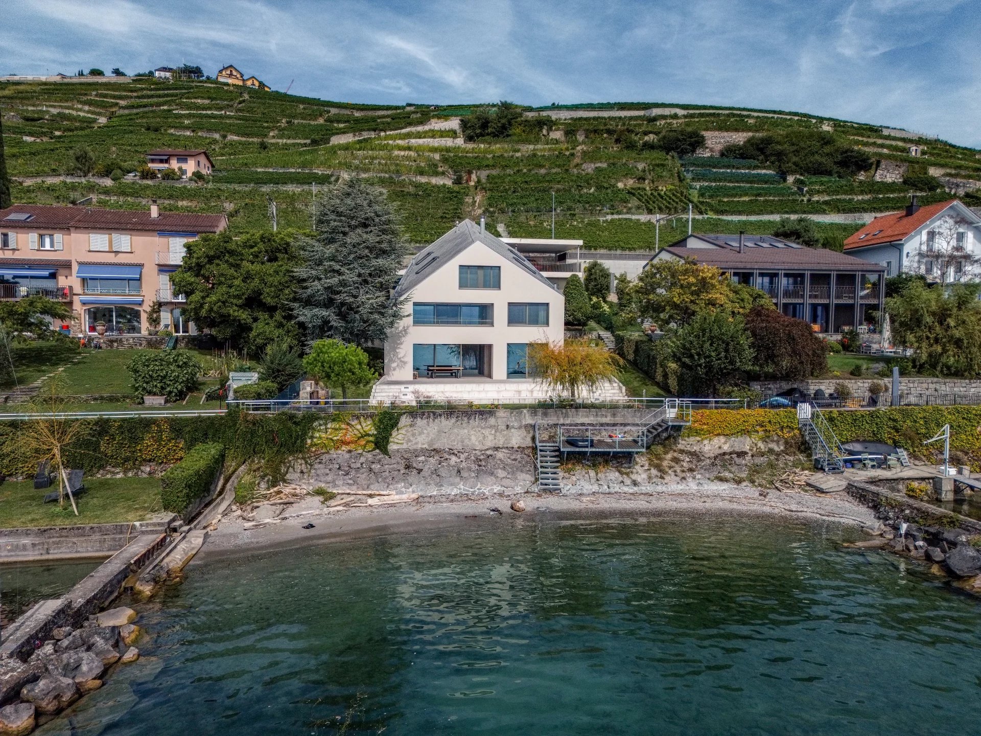 Villa d'exception en première ligne du lac !