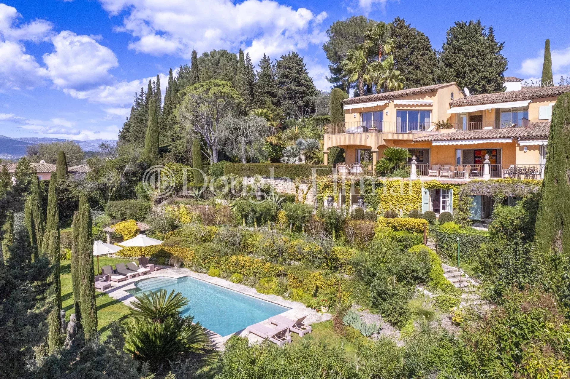 MOUGINS – Vue Mer et à pied du Vieux Village. - Image nᵒ2