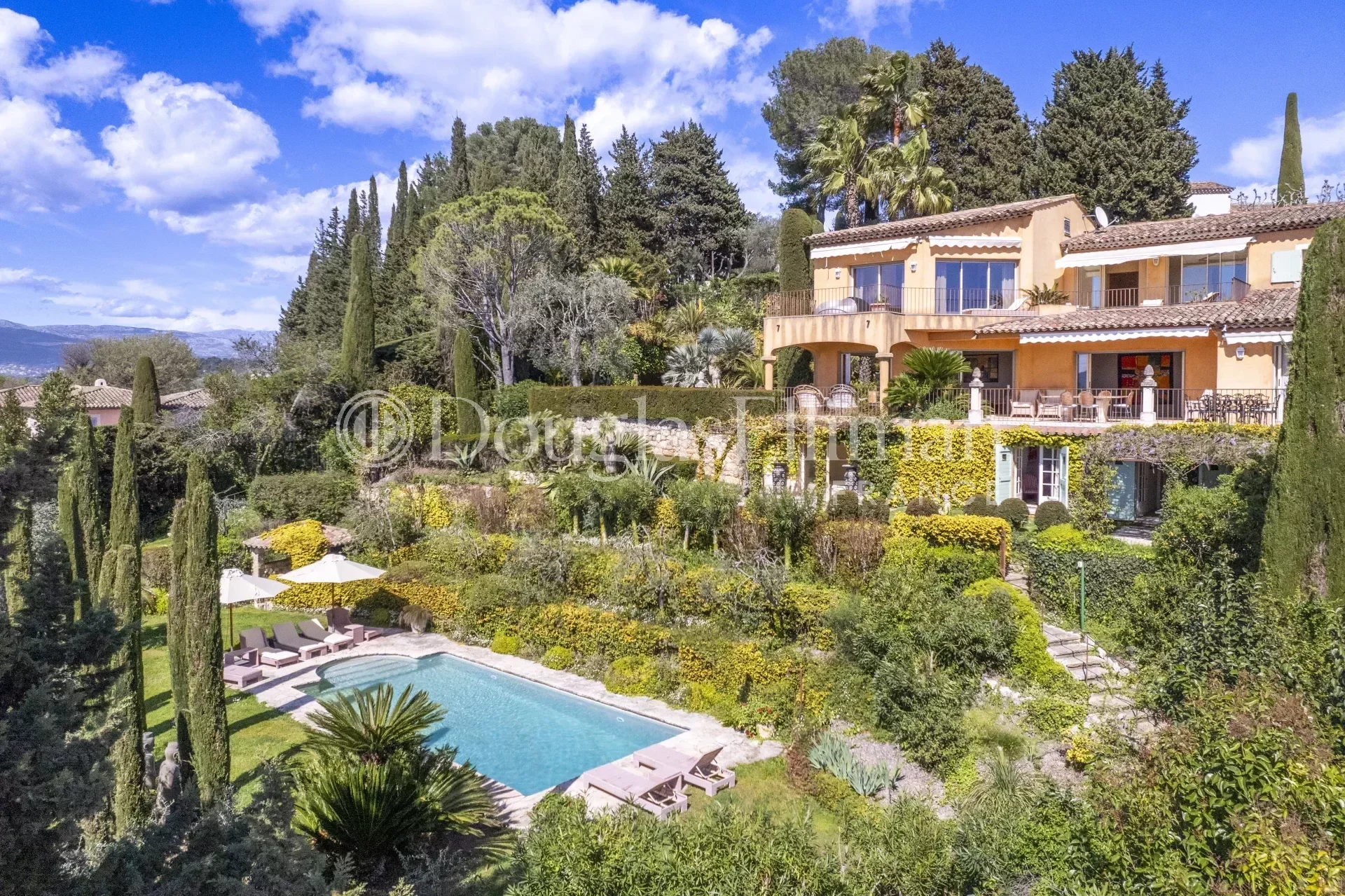 MOUGINS – Vue Mer et à pied du Vieux Village. - Image nᵒ2