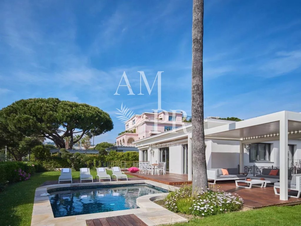 Villa for sale in Cannes — Cannes renovated 5 bedroom villa on La Croisette with sea view