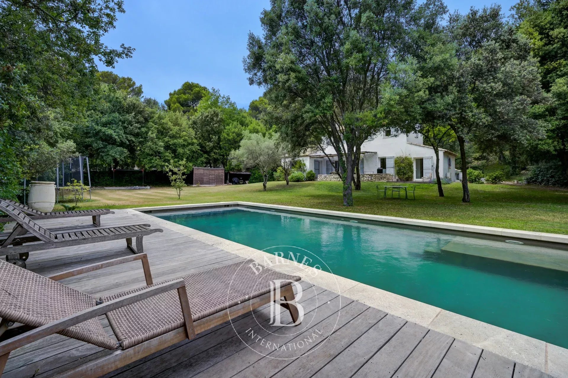 Just outside Aix-en-Provence – 5-Bedroom Home – Swimming Pool – 2,974 sqm Land – Peaceful Setting
