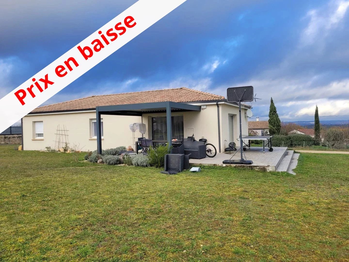 Single-storey house built in 2013, located less than 10 minutes from downtown Cahors, on a 1352 m² plot.