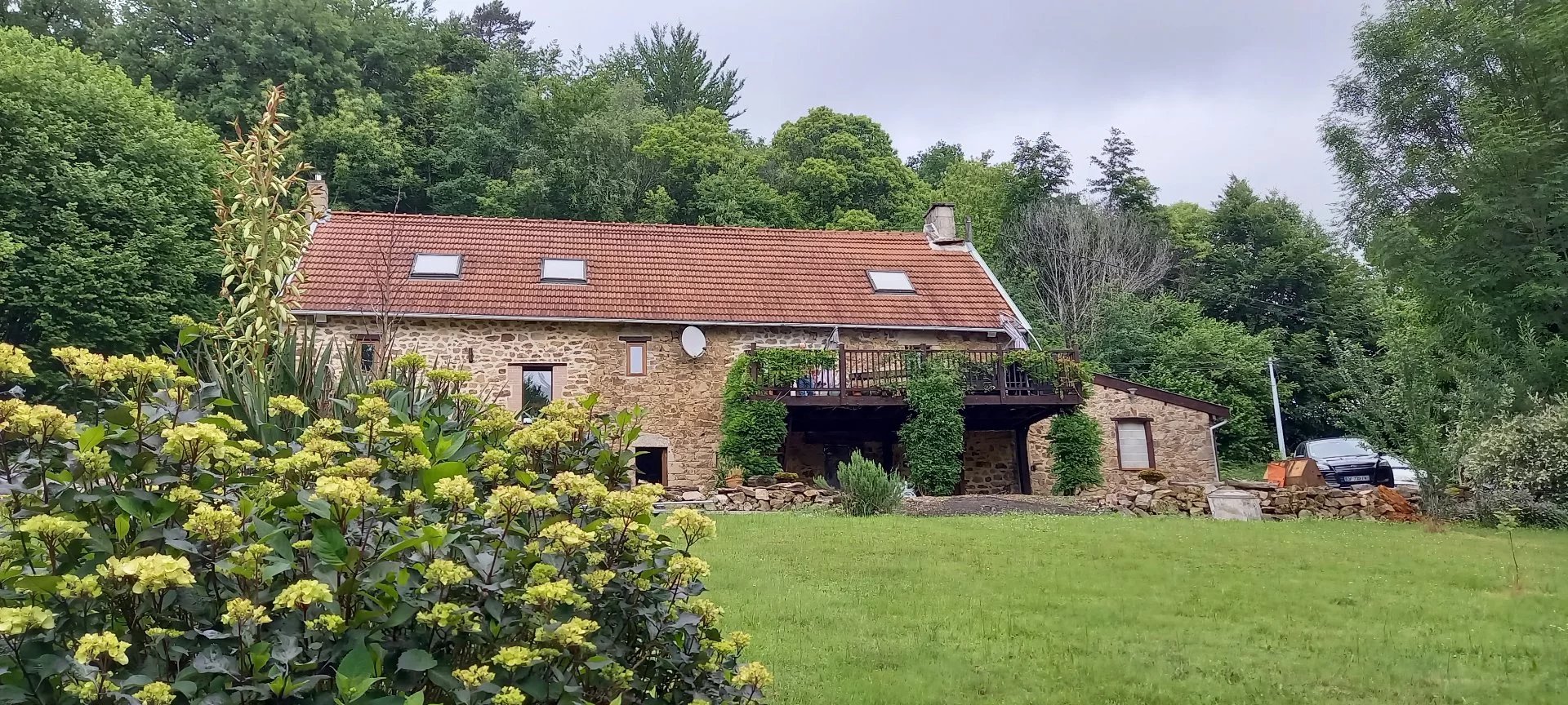 Maison en pierre, 3 chambres, Grange, hanger, puits. Jardin et foret de 12 127 m2