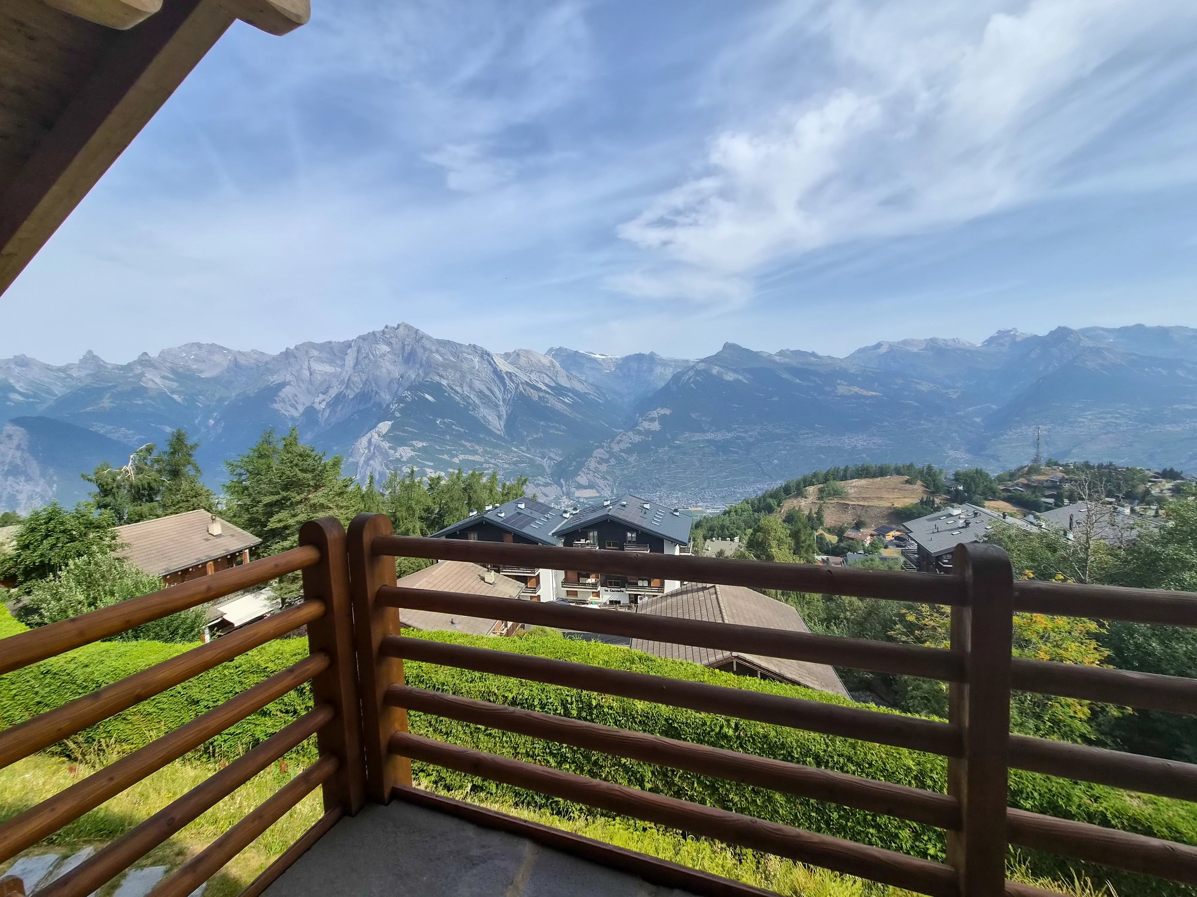 Chalet d'exception au bord du bisse et proche des pistes de skis, à Nendaz !