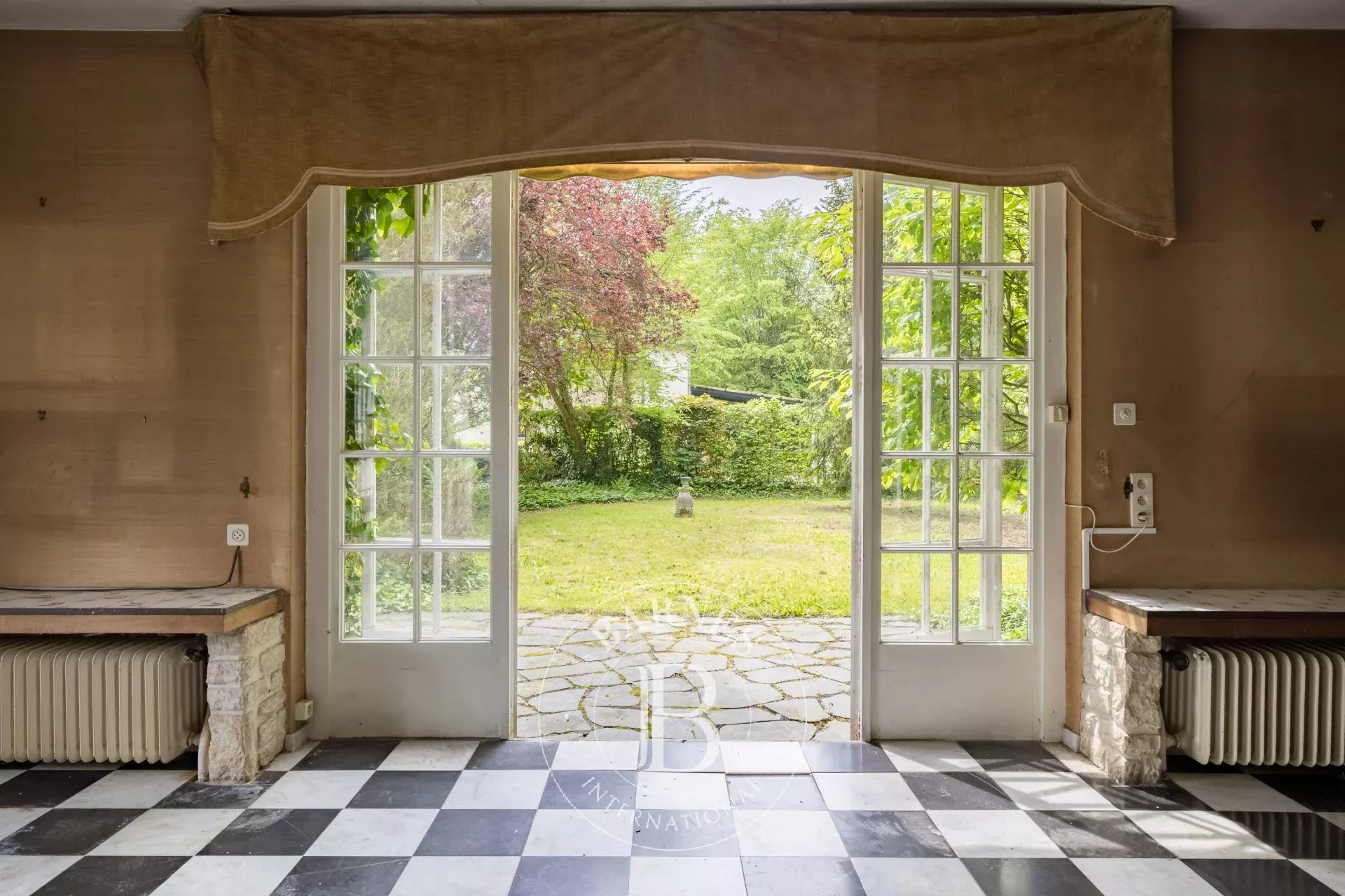 Villa à rénover, avec beau potentiel, en bordure de forêt de Soignes