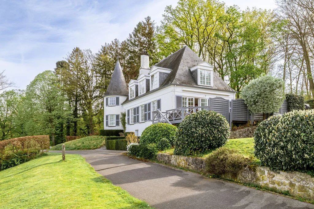 OPTIE - Lipszyc villa gerenoveerd op een privédomein van 7 ha