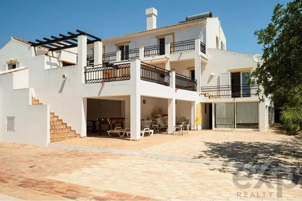 Vende-se Moradia 4+1 com Vista Panorâmica e Terreno Amplo em Estoi, Algarve