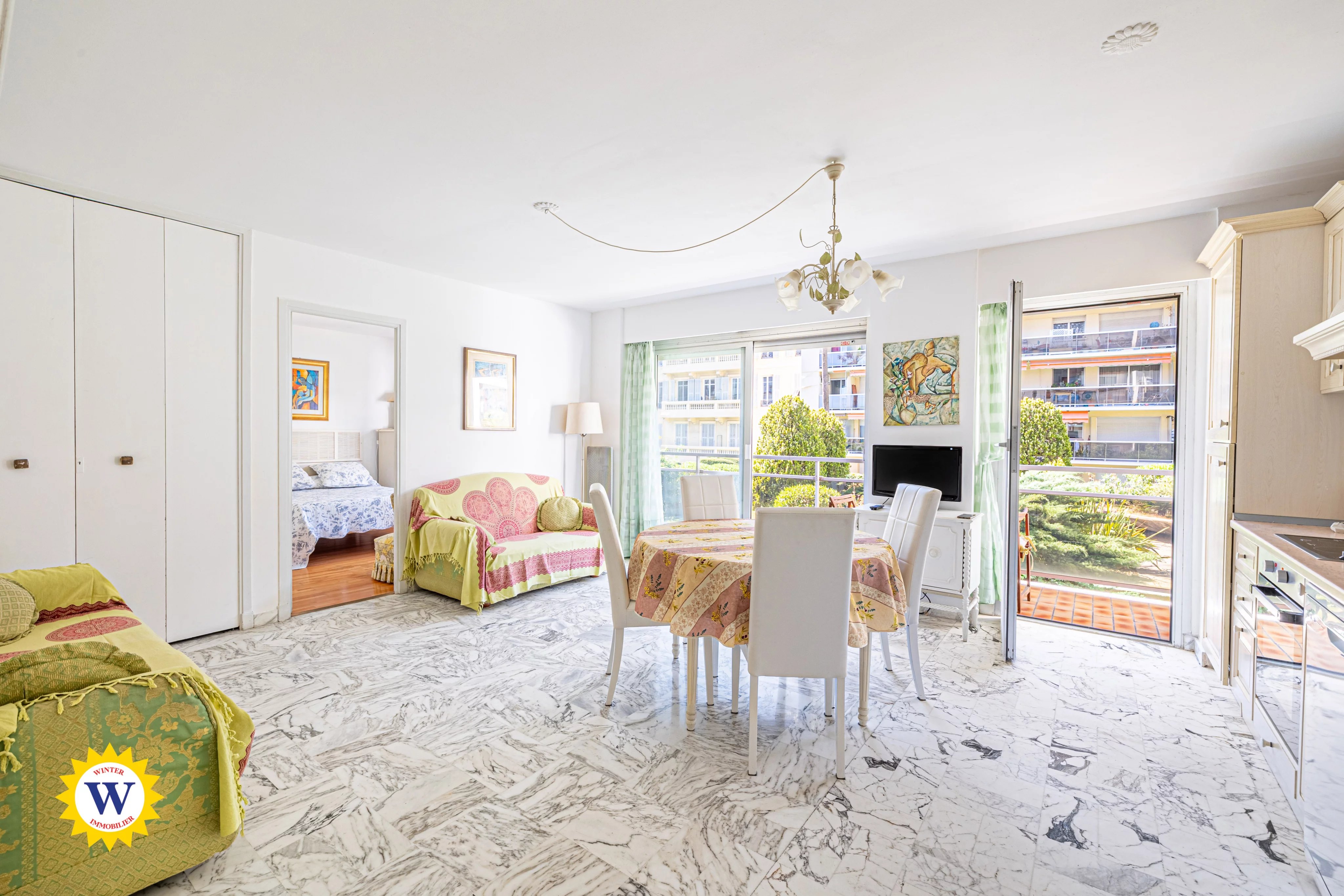 NICE PROMENADE DES ANGLAIS / 2 PIECES de 41 m2 avec balcon 10 m2 dans résidence de standing, cave incluse ! proximité promenade et tram, calme et lumineux, une cave - Photo 2