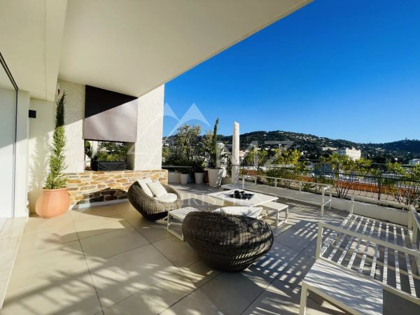 15 minutes walk from the city center, discover this exceptional roof villa located in the district of Cannes Anglais — photo 1