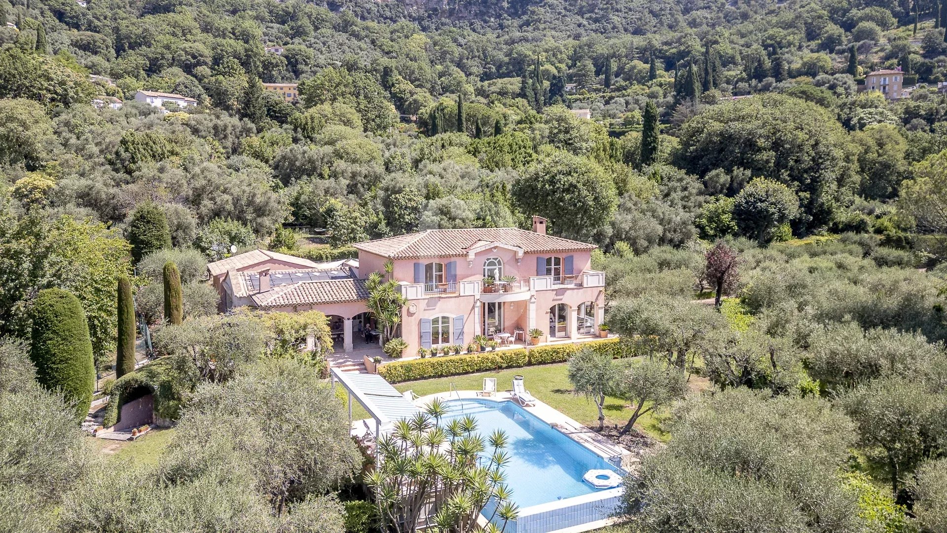 Elégante maison de maitre au calme absolu avec maison d'invités à vendre à Grasse