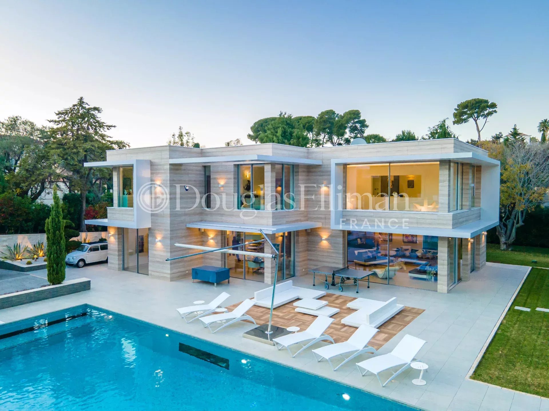 CAP D&rsquo;ANTIBES – Villa contemporaine d&rsquo;exception au Cap d&rsquo; Antibes - Image nᵒ2