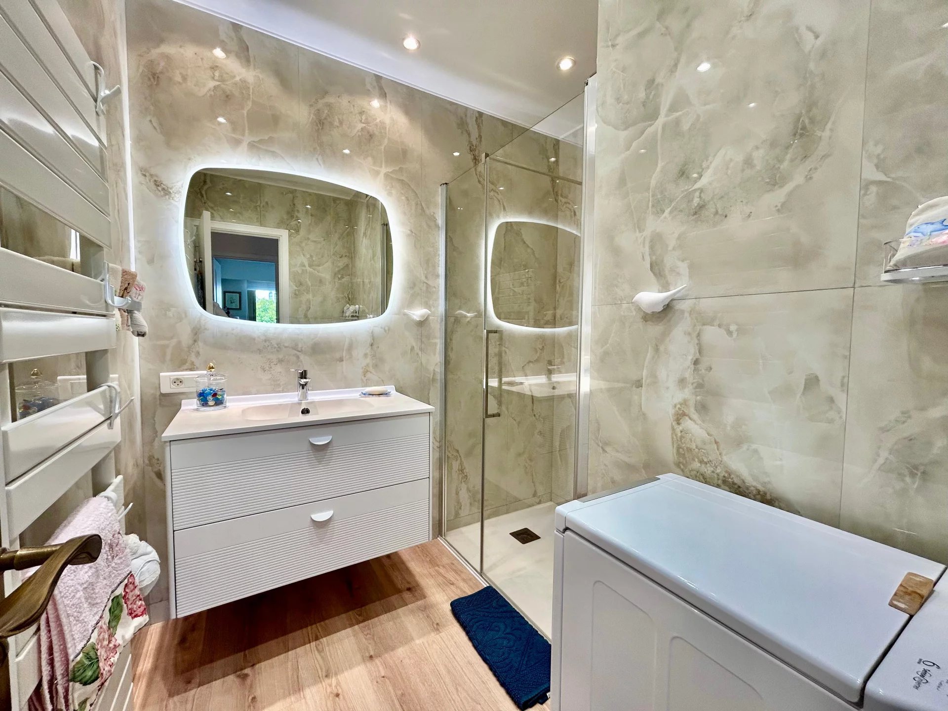 Montrose – Top floor with terrace, bright 4-room apartment with double garage