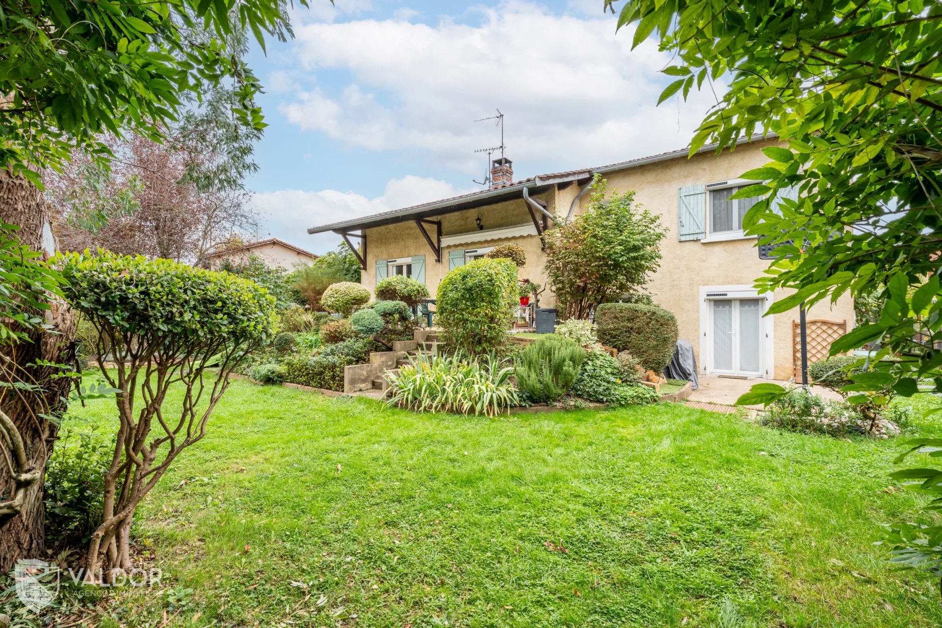ARNAS . Maison familiale d'environ 145 m² habitables avec jardin de 830 m²