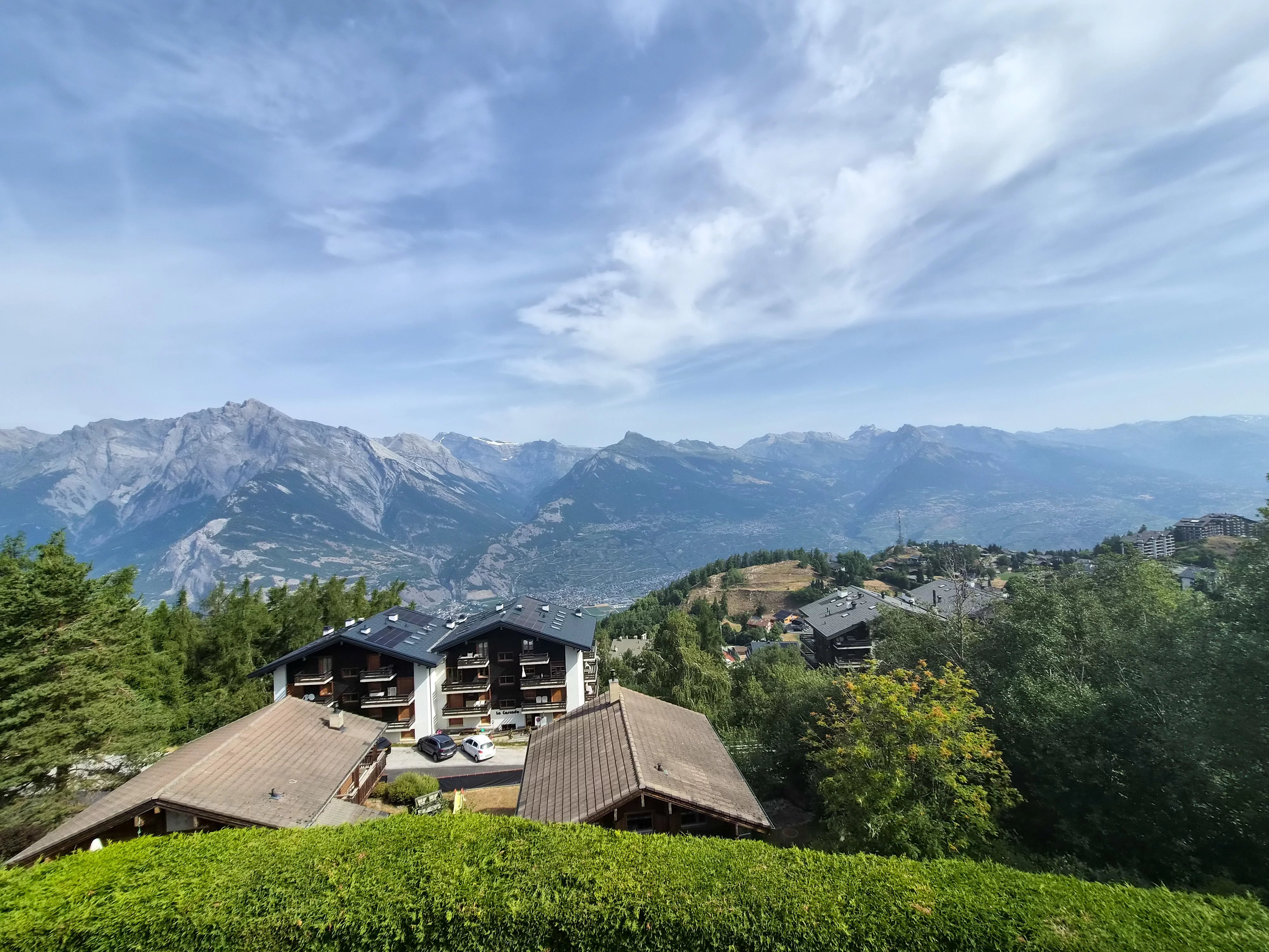 Chalet d'exception au bord du bisse et proche des pistes de skis, à Nendaz !