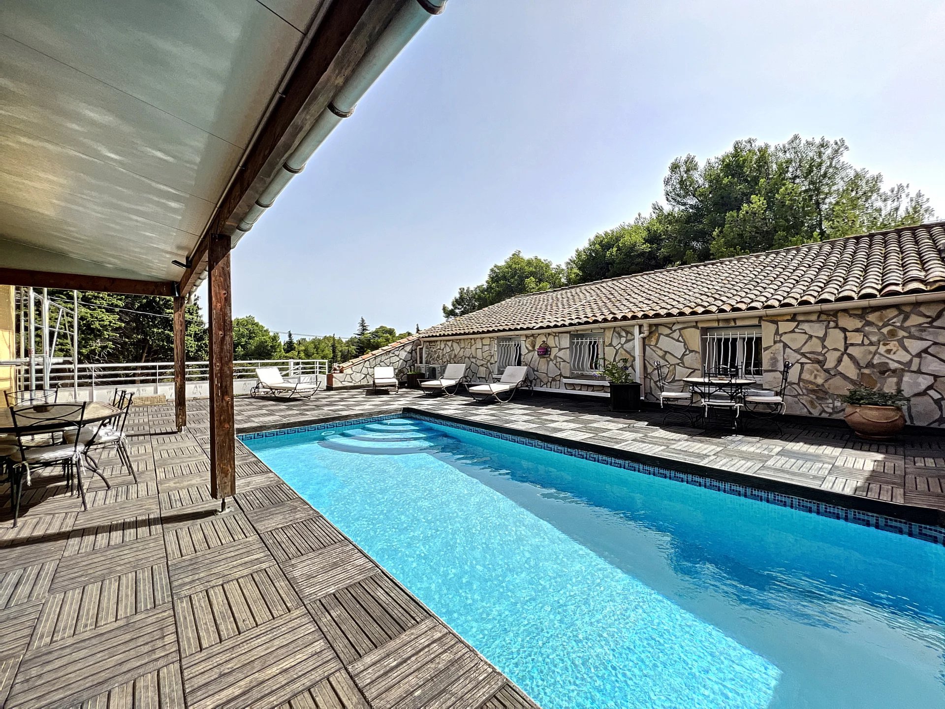 ANCIEN DOMAINE VITICOLE A PIEDS DES ETANGS AVEC JARDIN, PISCINE, BAGES D'AUDE