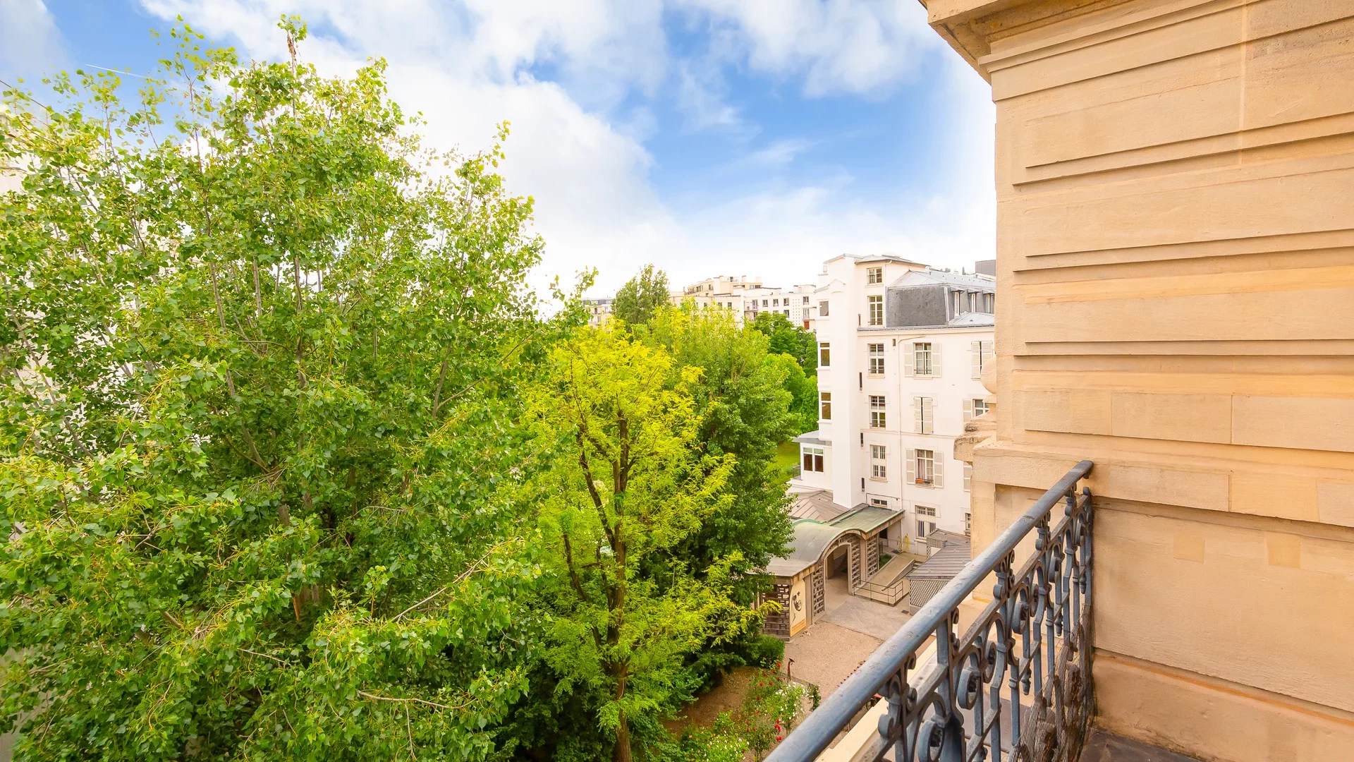 Paris 16e - THE MUETTE