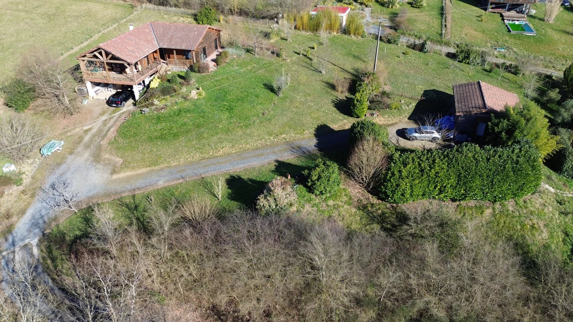 Ensemble immobilier composé de 2 chalets sur 6 200m2 de terrain