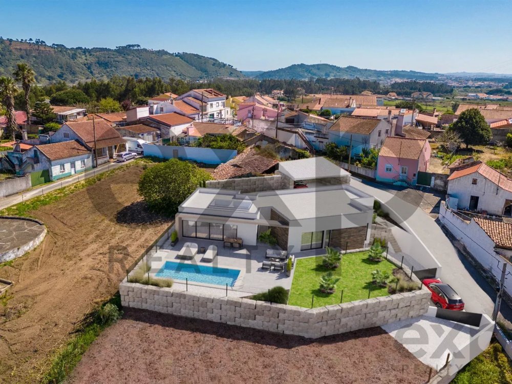 Fabulosa moradia com arquitetura moderna. T4 implantada num terreno de 1642 m2. a 5km da Baia de São Martinho
