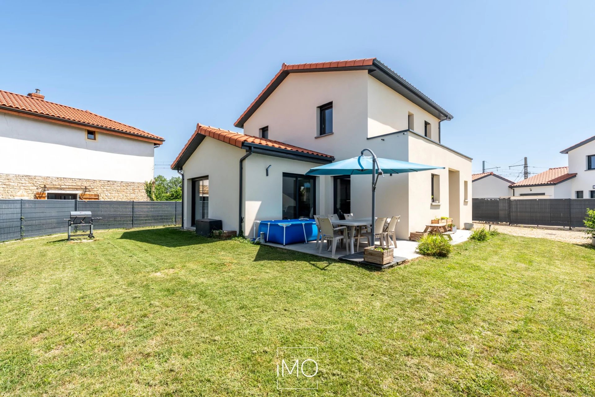 Maison 5 pièces de 126 m² centre village Ambérieux