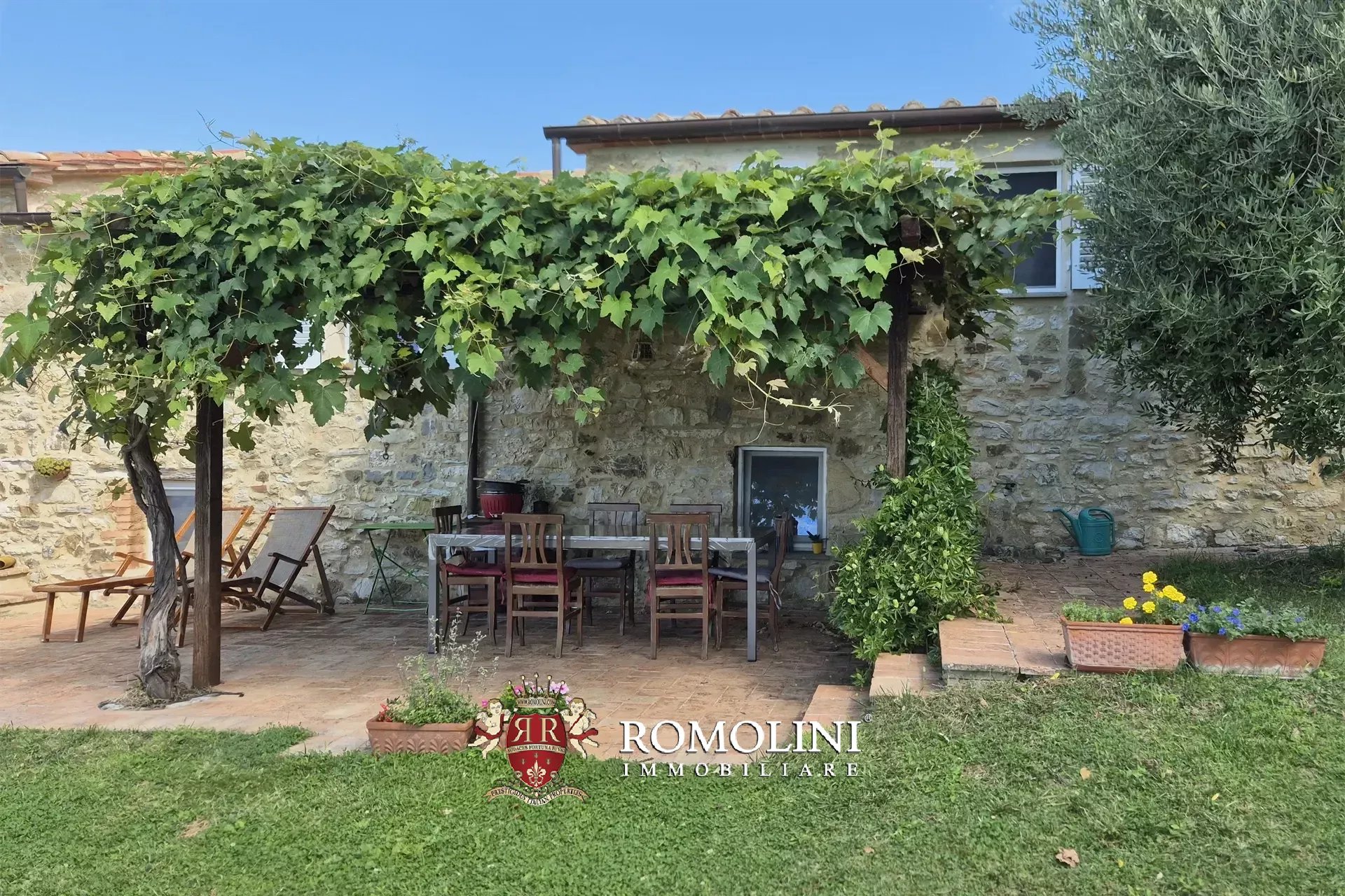 RUSTIC FARMHOUSE WITH POOL FOR SALE IN MOUNT AMIATA, MAREMMA