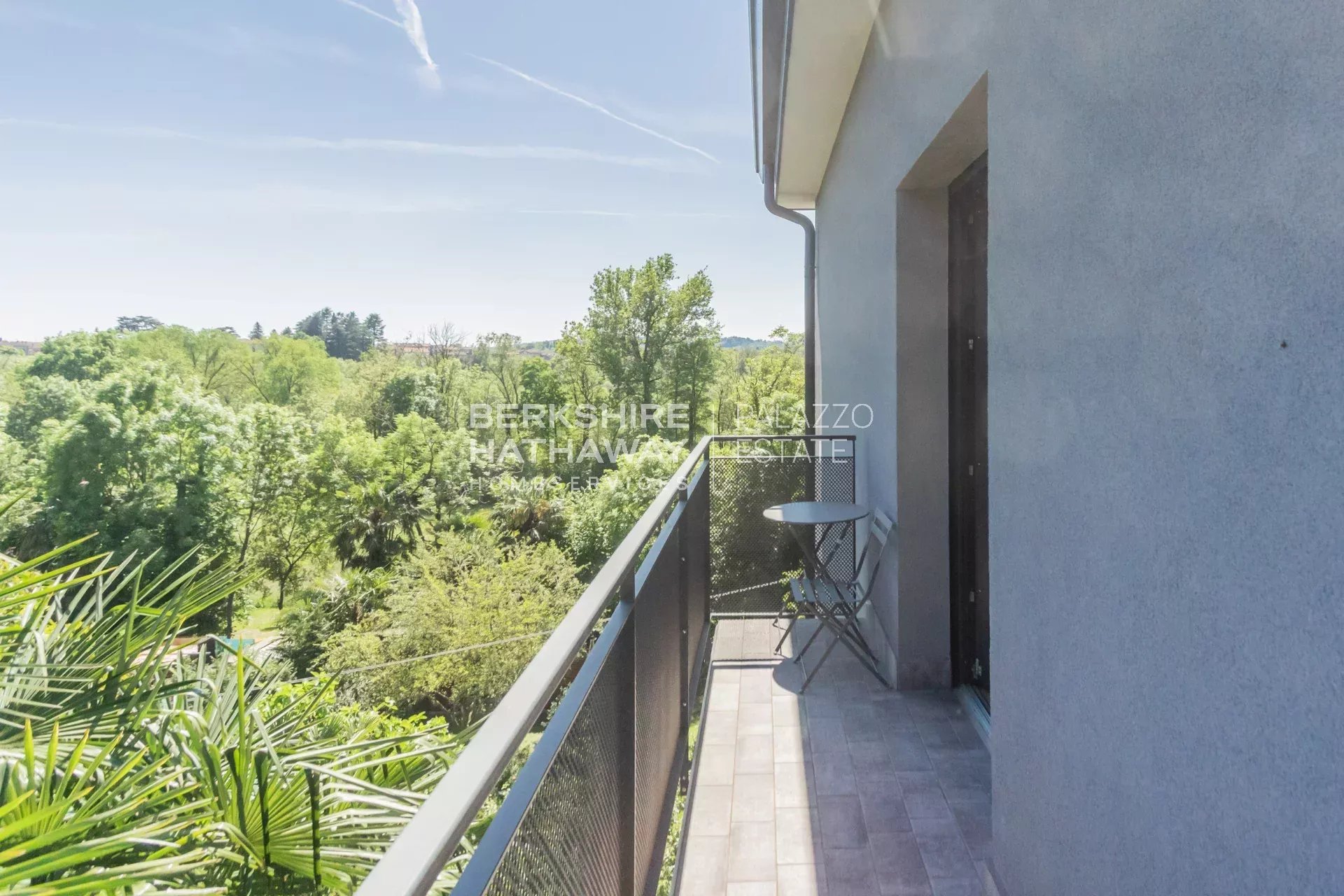 Villa bifamiliare con giardino a Biandronno, a pochi passi dal Lago di Varese