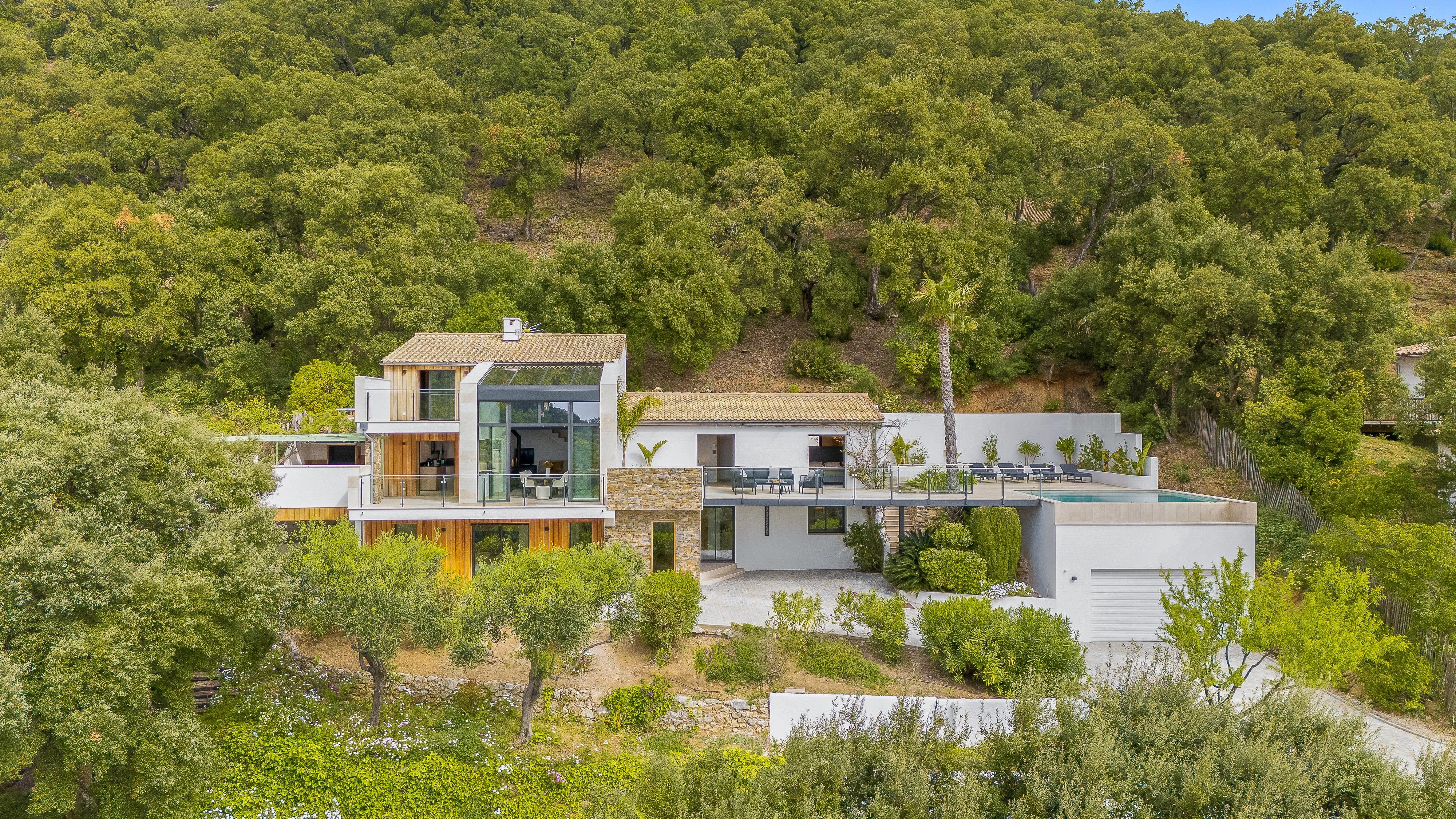 VILLA D'EXCEPTION SUR LES HAUTEURS : CALME ABSOLU ET PRESTATIONS "CLÉ EN MAIN"
