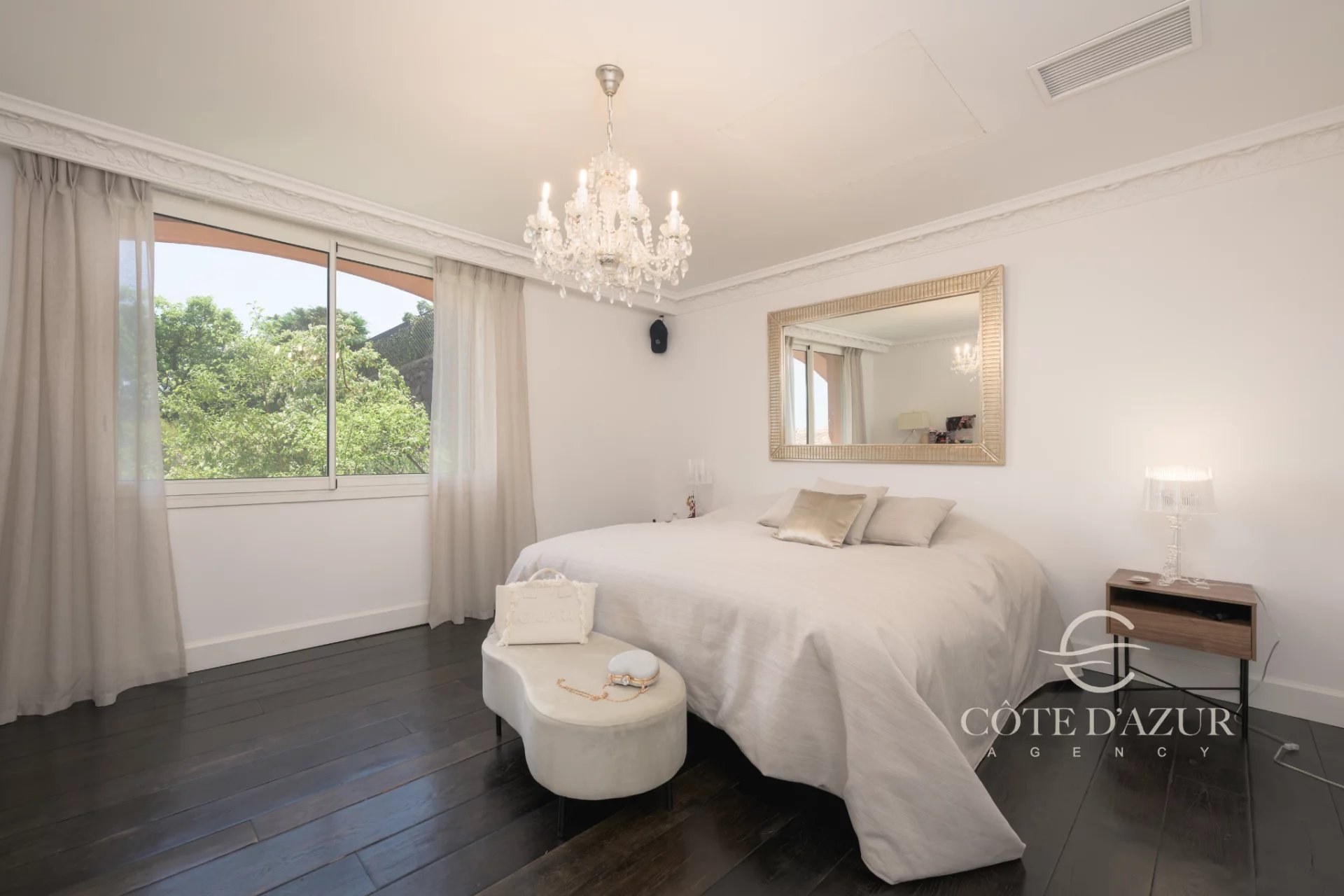 Exceptional property with panoramic sea views 24