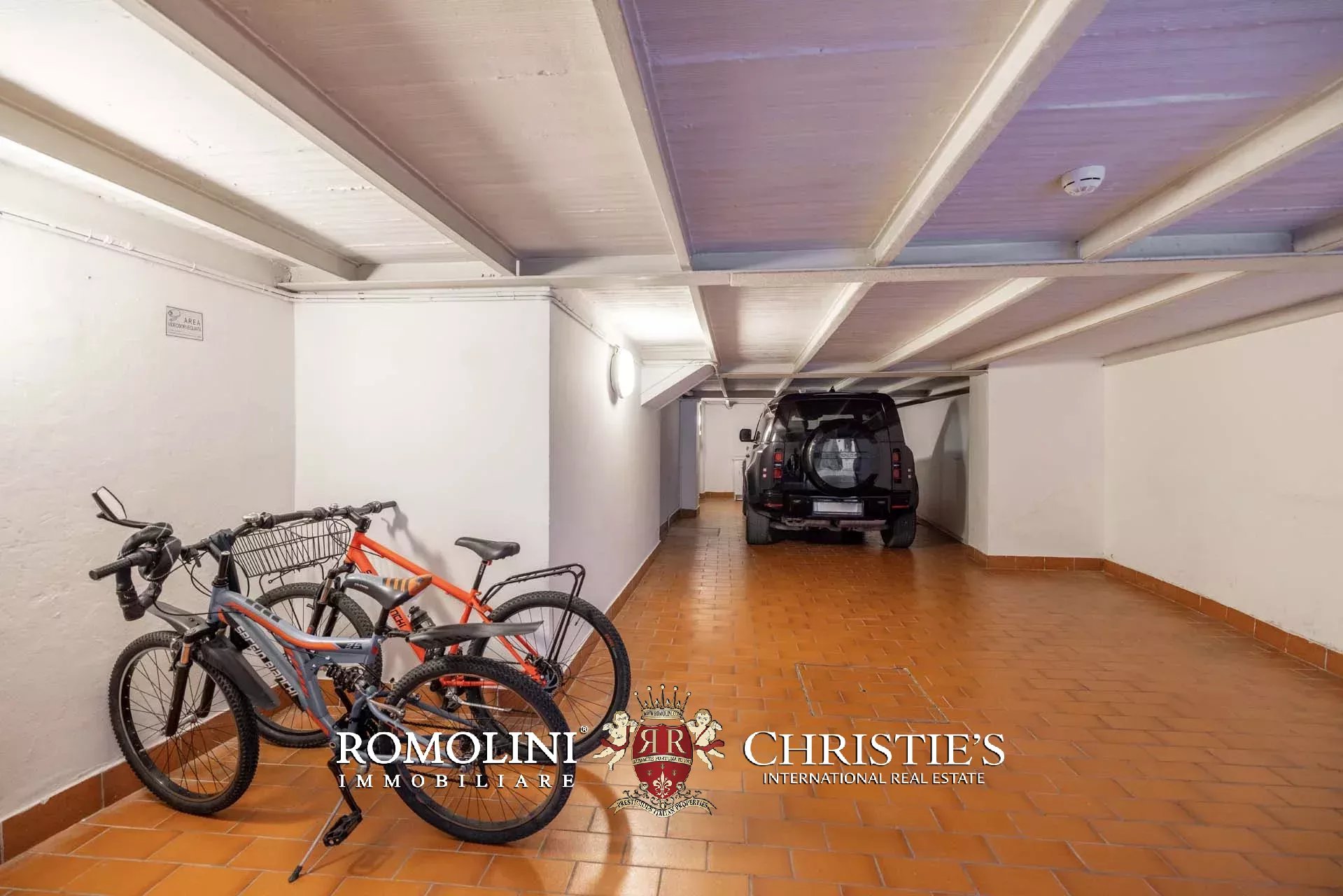 PRACHTVOLLER RESTAURIERTER PALAZZO MIT BLICK AUF DAS HISTORISCHE ZENTRUM VON FLORENZ ZU VERKAUFEN