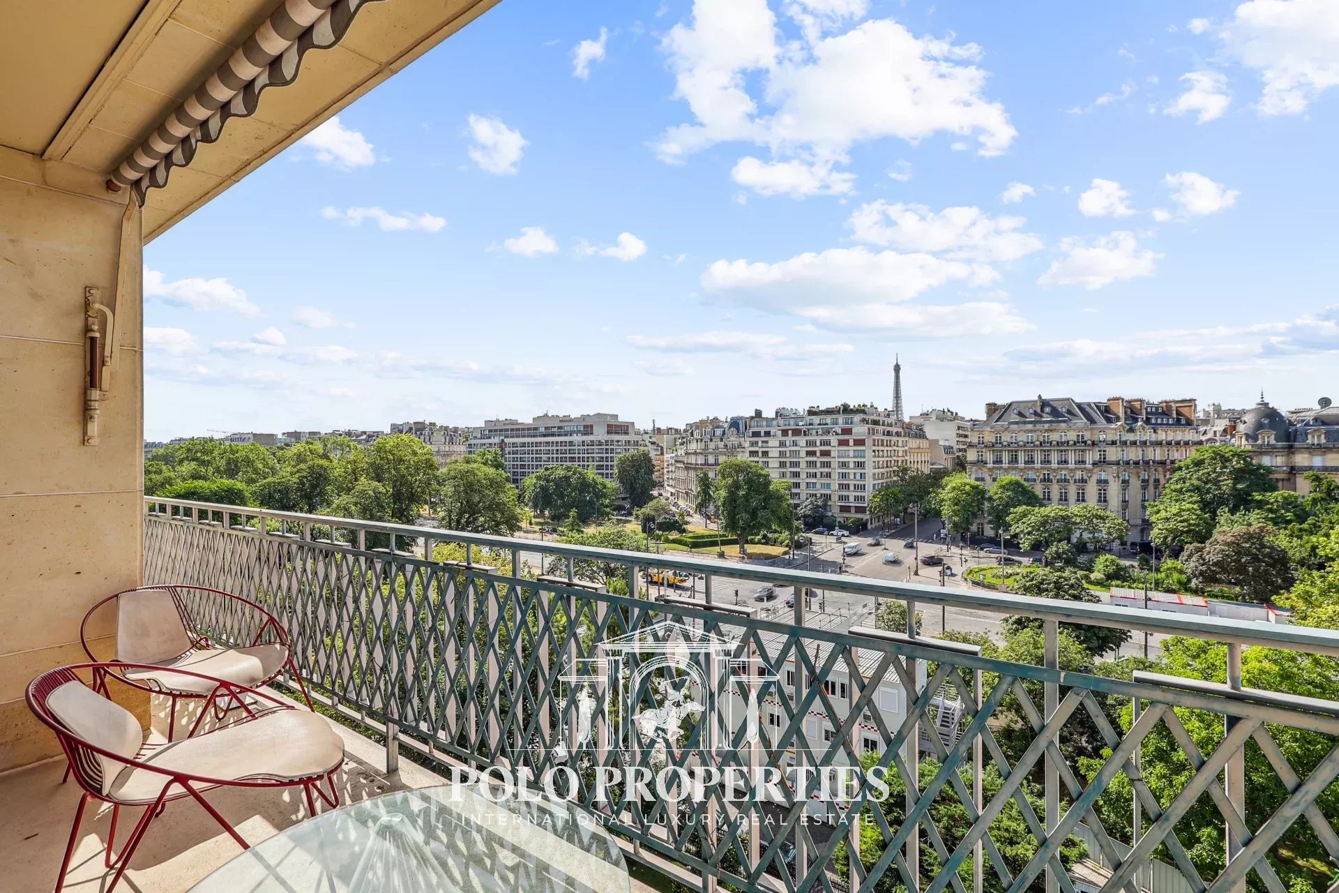 Etage élevé avec balcon - Avenue Foch