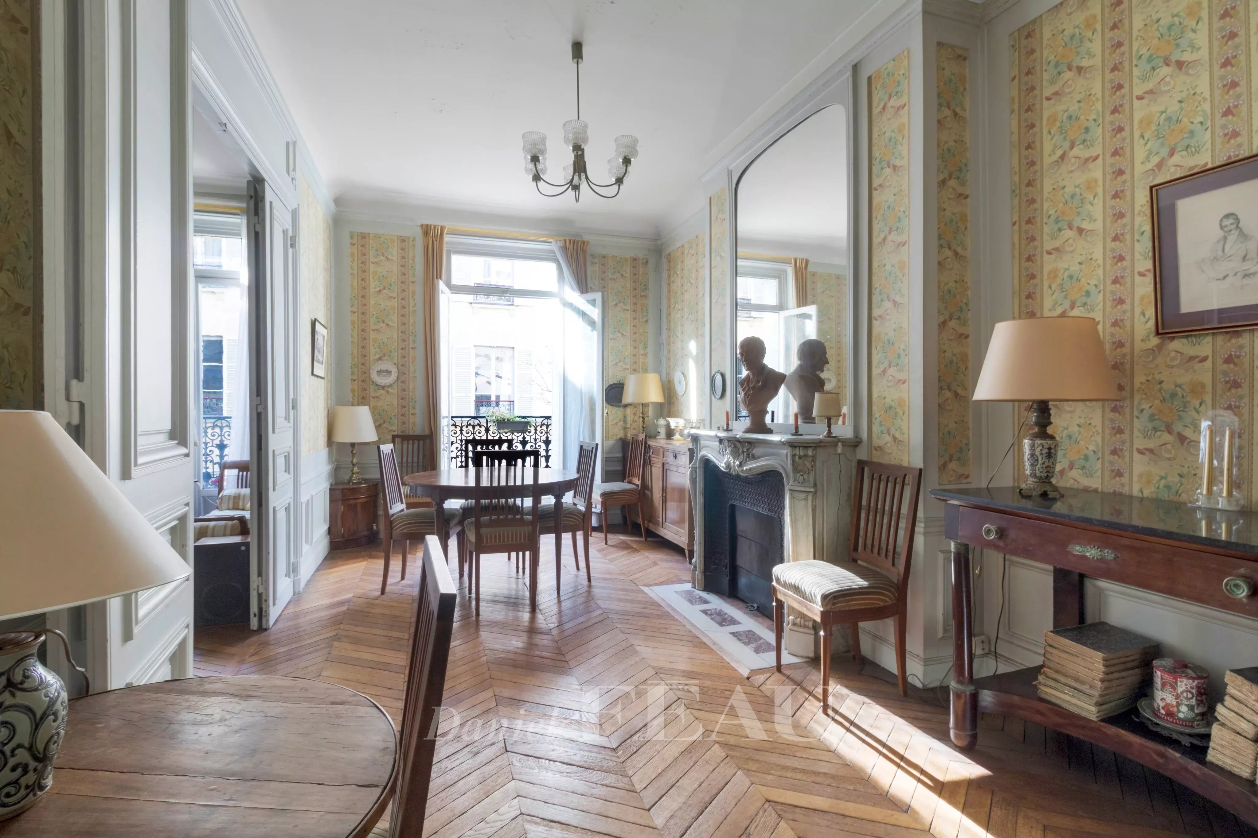 Salle-à-manger ouvrant sur un balcon filant
