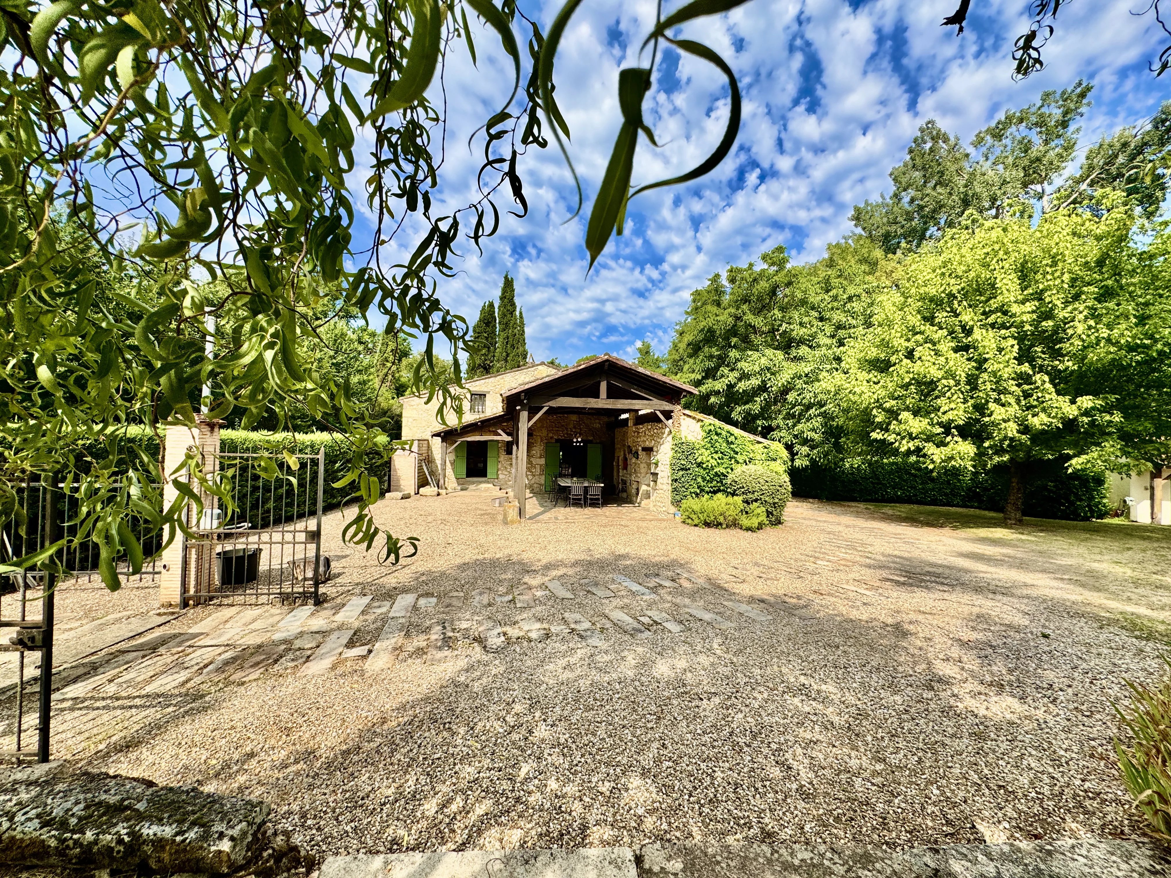 Stunning Riverside Farmhouse on the Banks of the Dordogne
