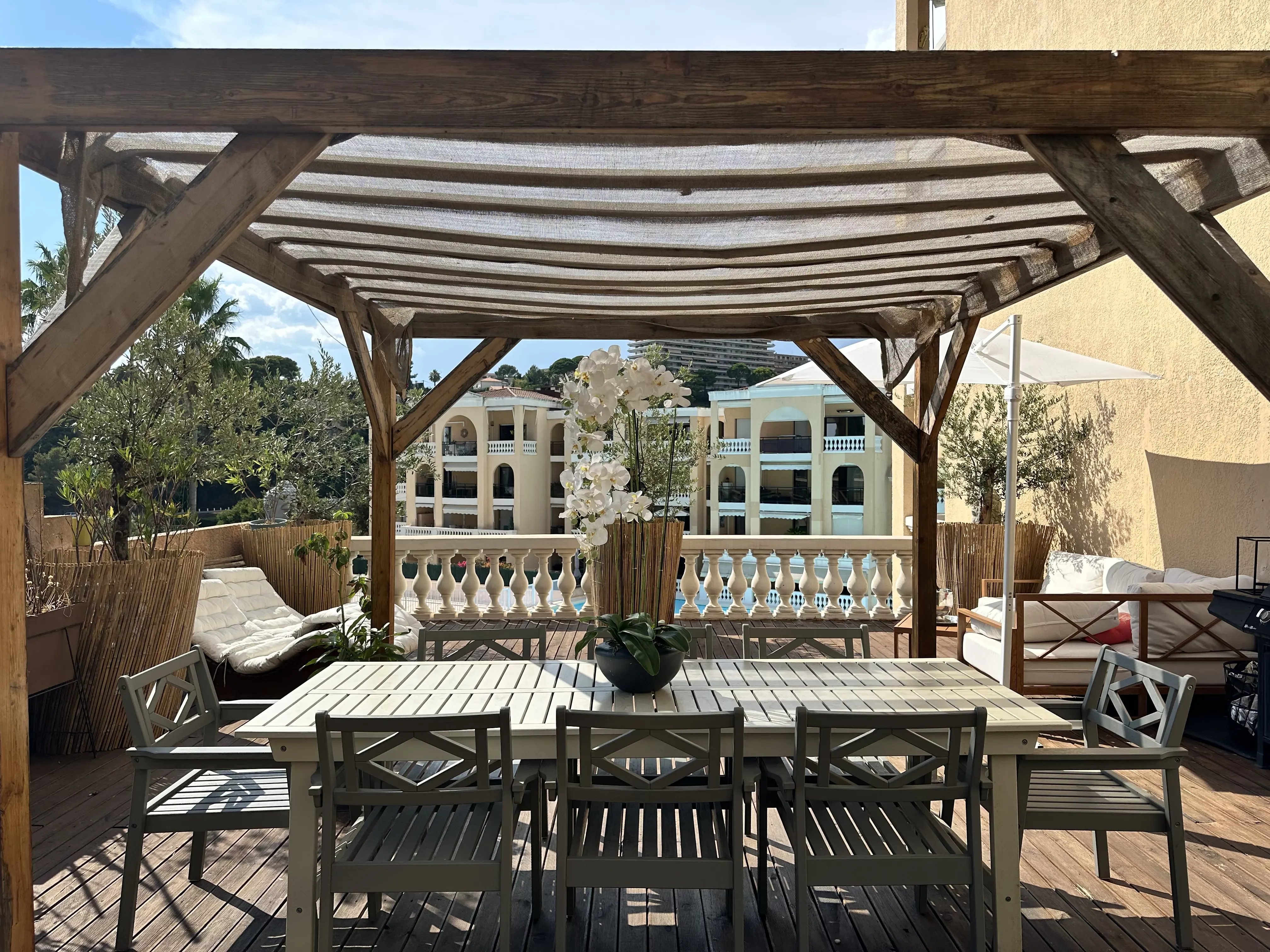À vendre – Appartement 4 pièces avec terrasse de 120 m², vue dégagée et piscine – Quartier Mairie, Le Cannet (06110)