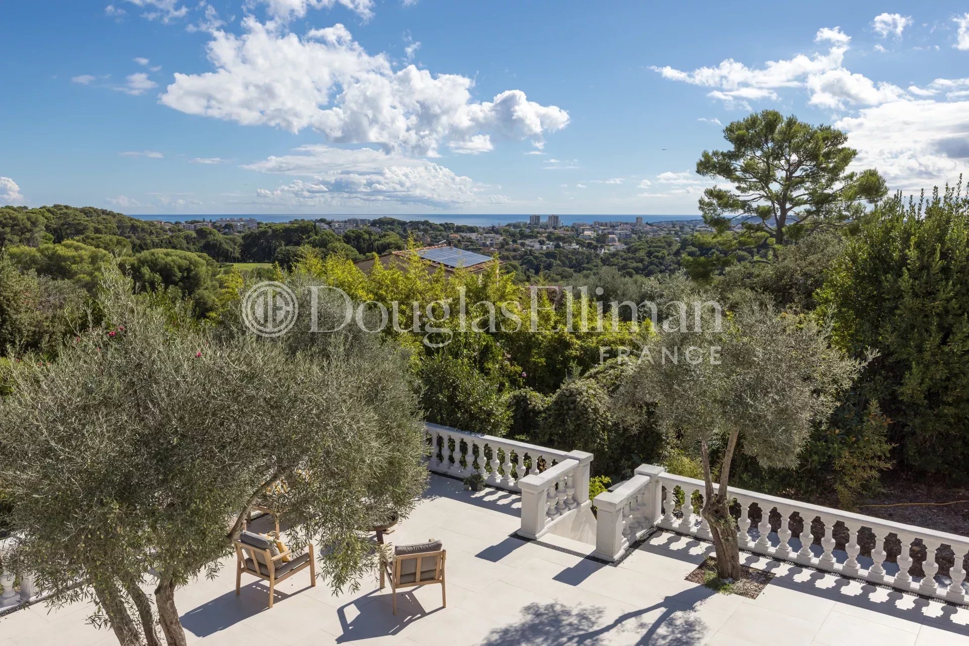 ANTIBES – Villa rénovée – Vue mer et calme absolu - Image nᵒ2