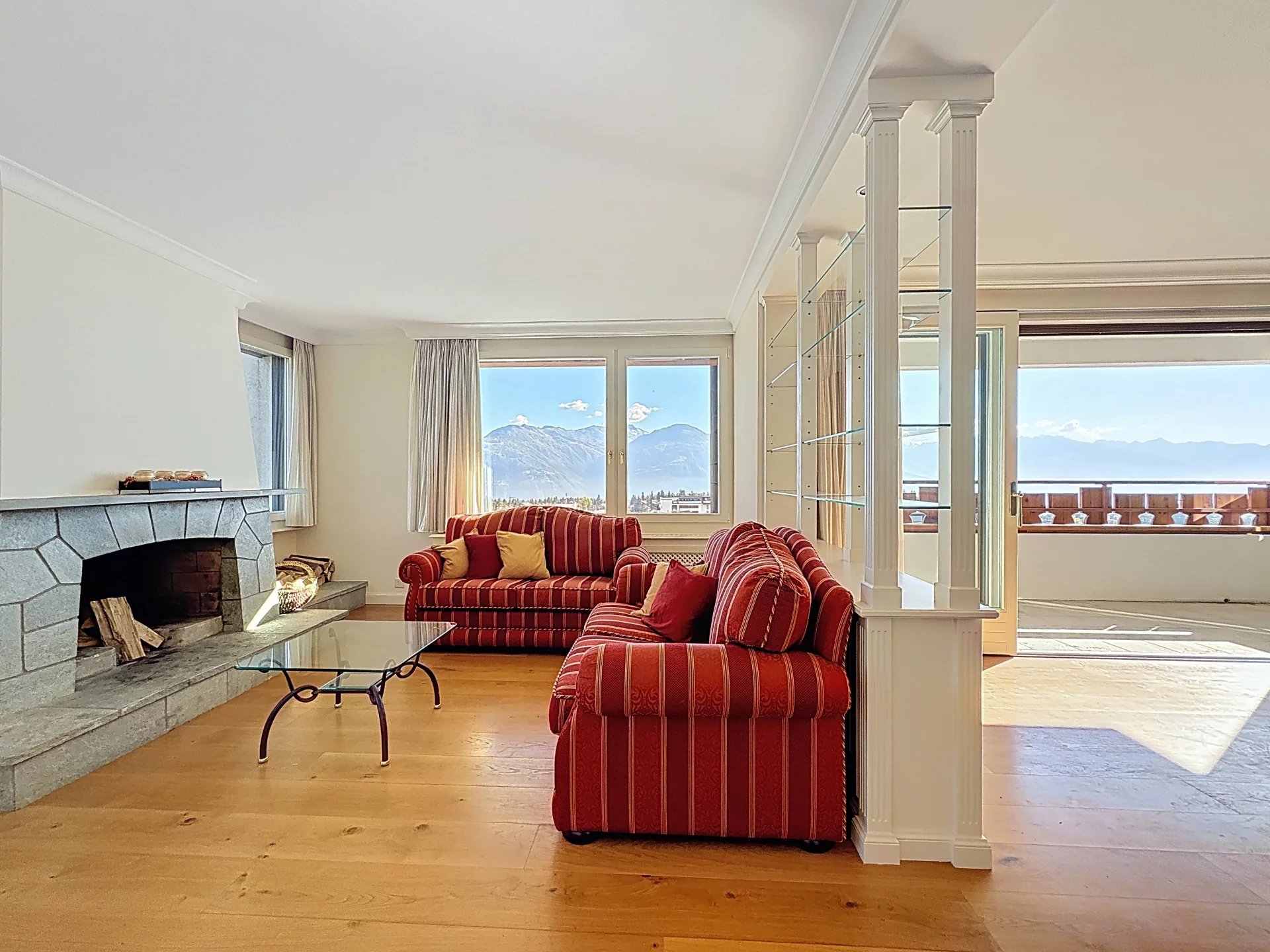 Crans-Montana center, 4.5-room apartment with direct access to the slopes, south-facing balcony and view of the Alps