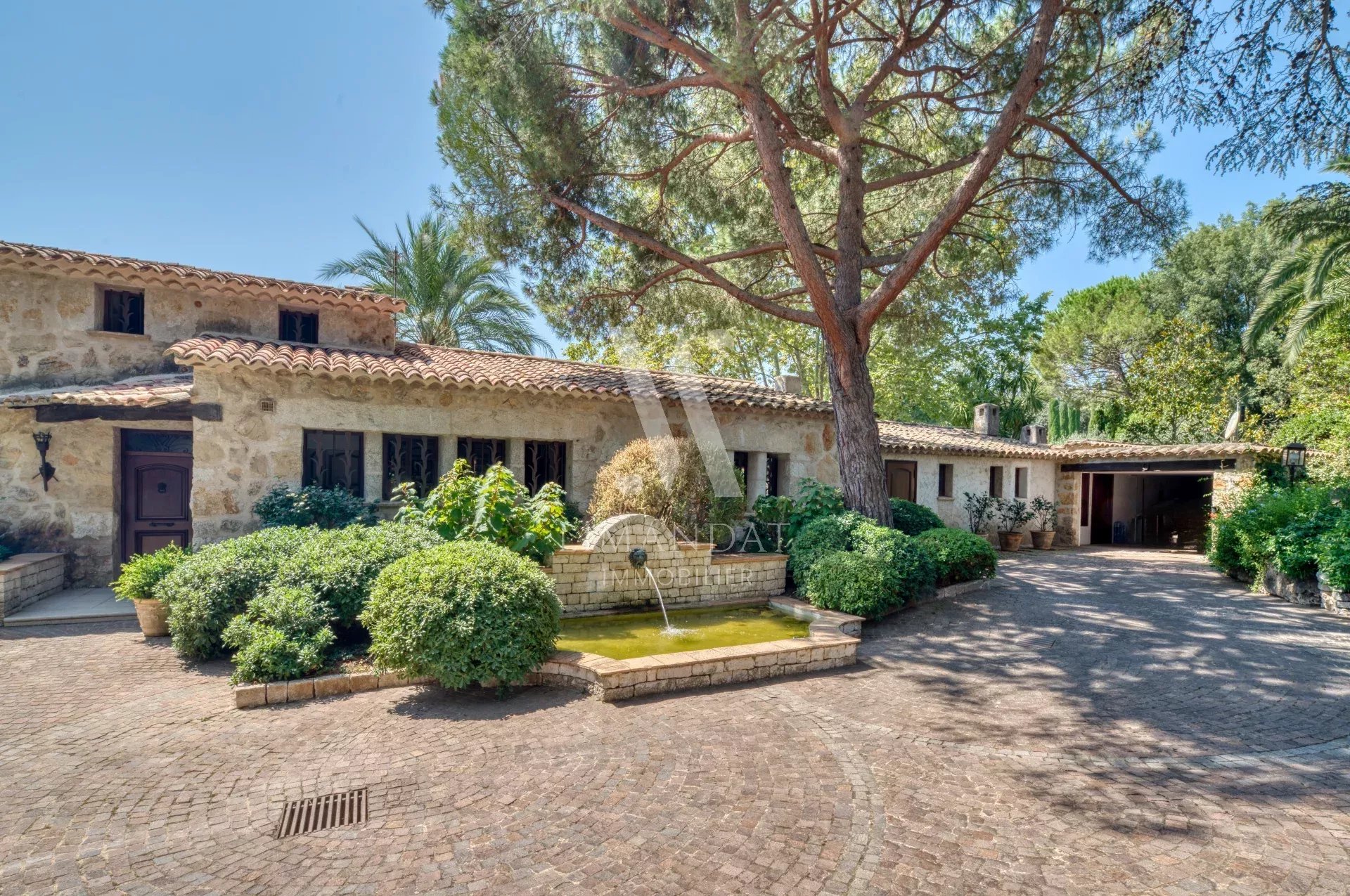 Exclusivité - La Colle sur Loup - Villa en pierre de  300 m² - Piscine