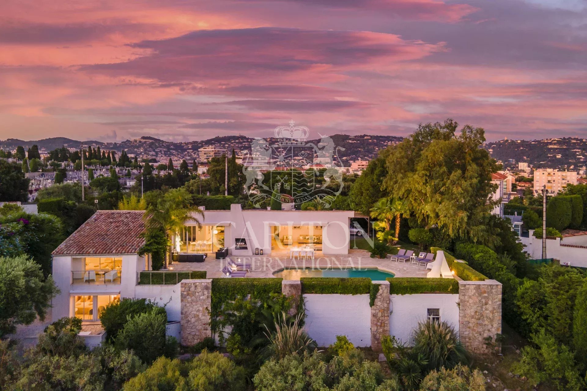 A Contemporary 6 Bedroom Villa In Cannes With A Endless Swimming Pool