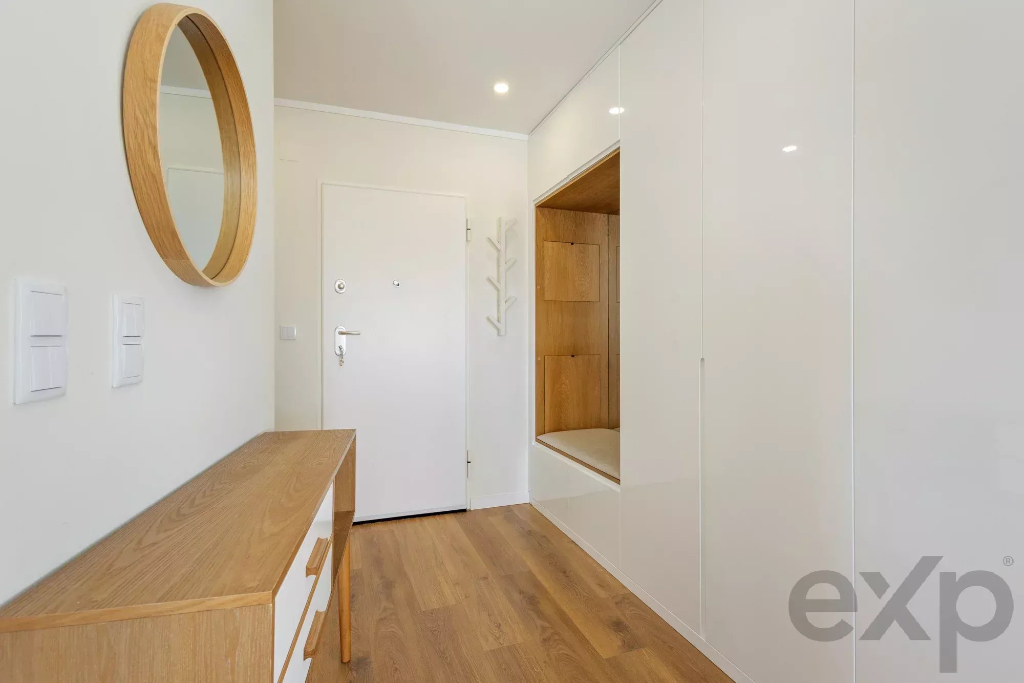 Amazing Two‑Bedroom Apartment with River View and Garage 87152839 image 8