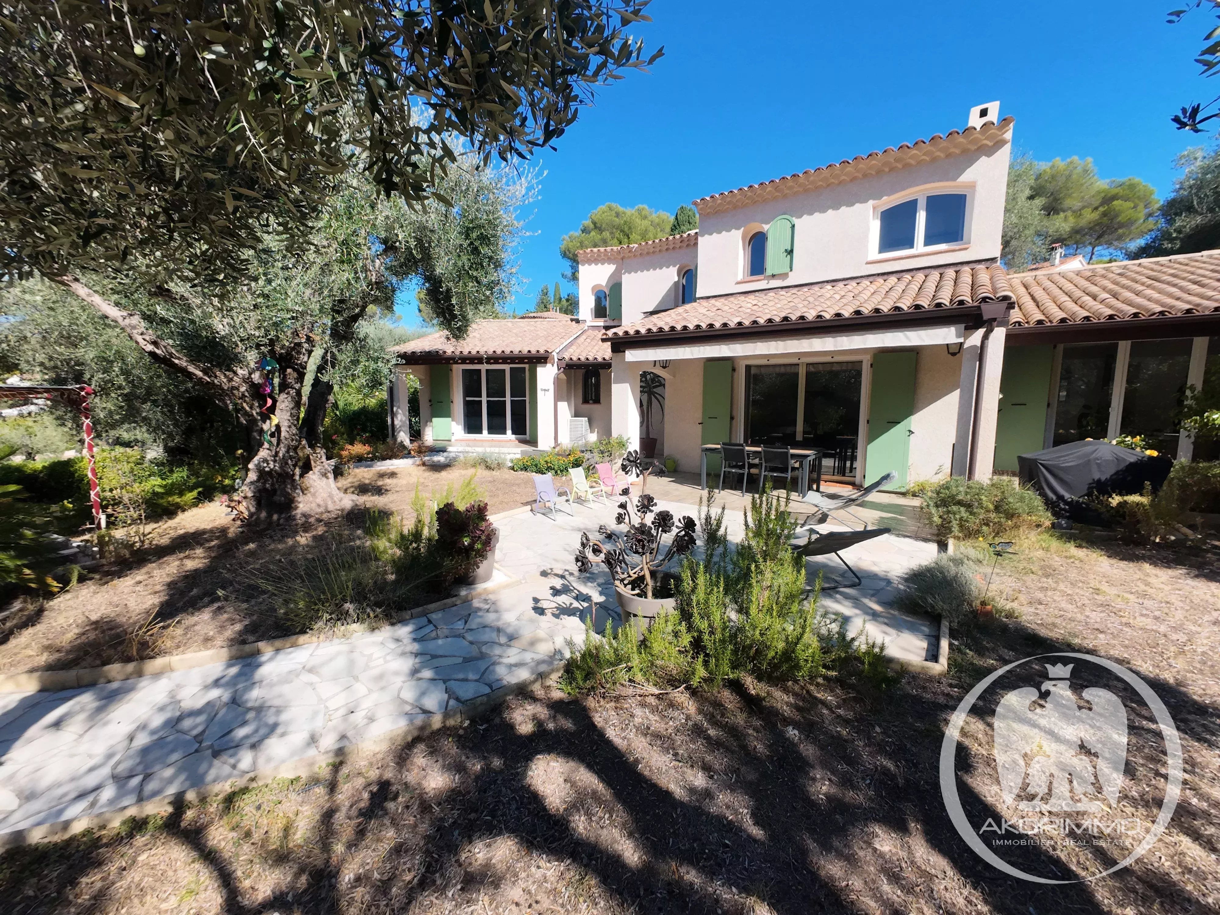 Maison  - 6 pièces  - 204.0 m2 -