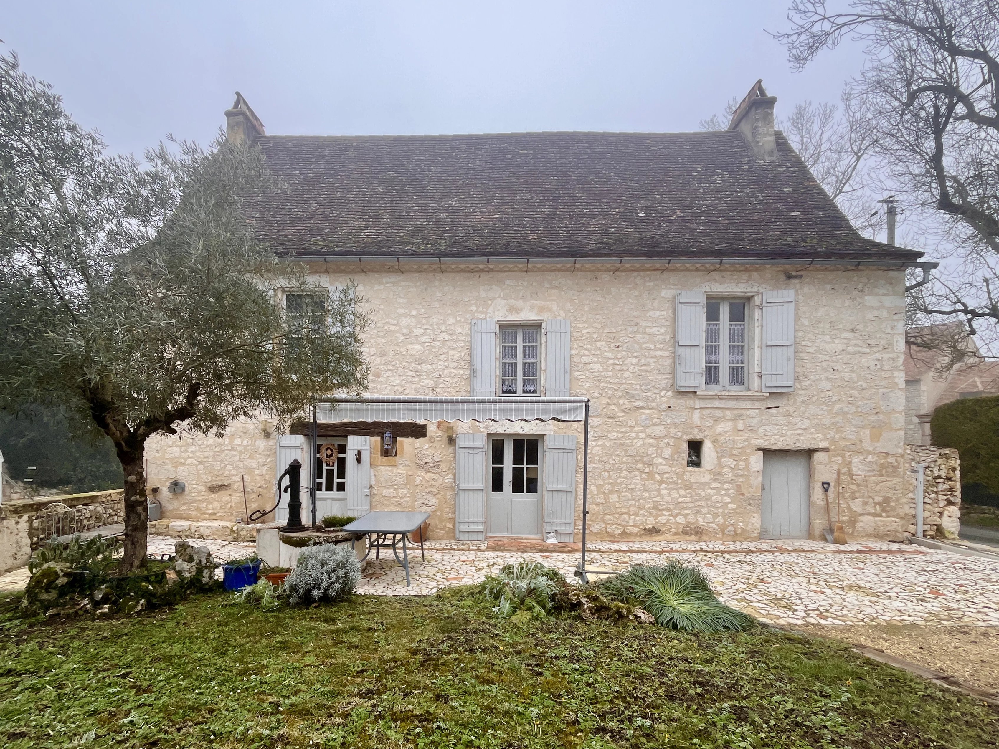 Belle maison de village en pierre avec jardin clôturé