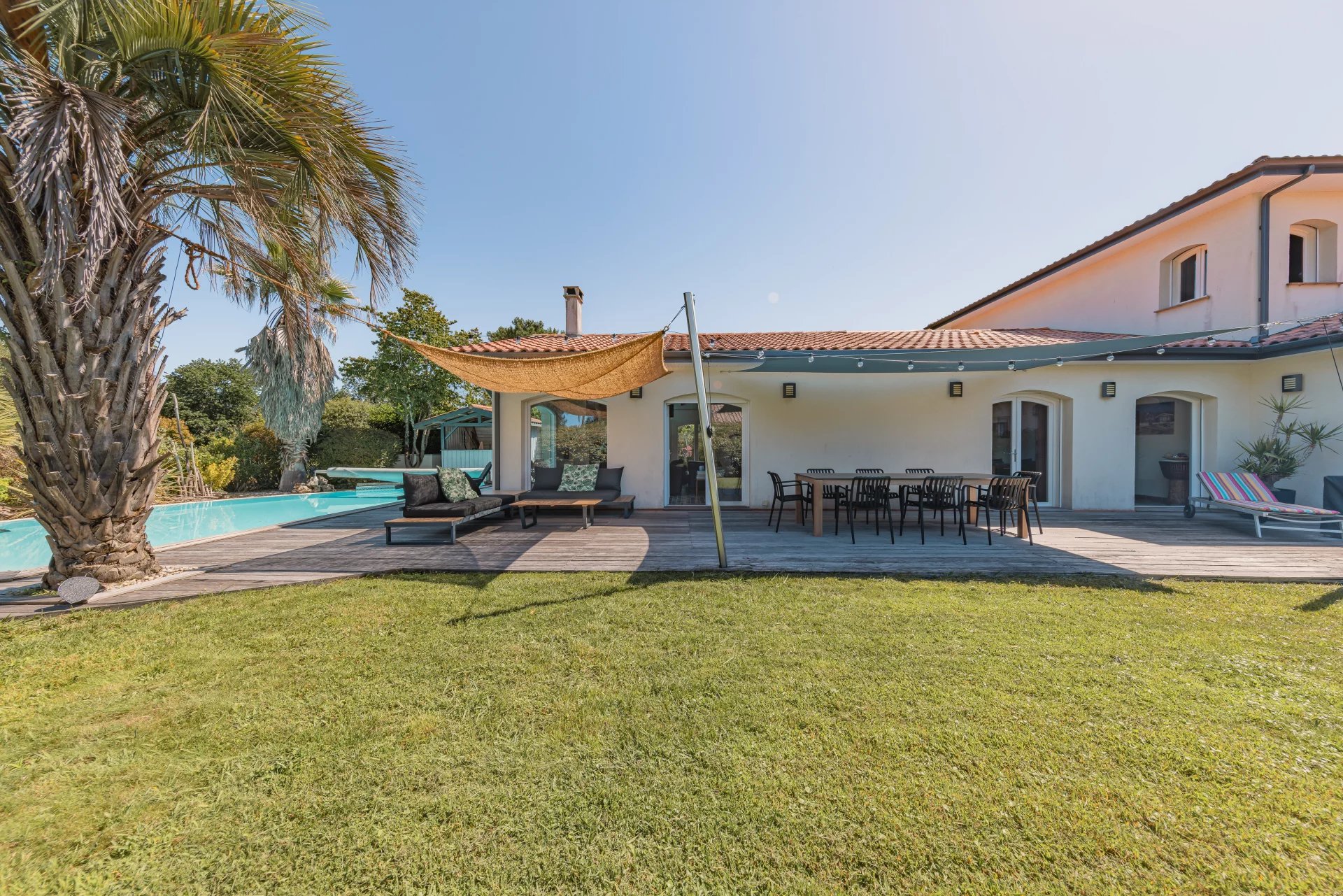 Contemporary 5-bedroom villa