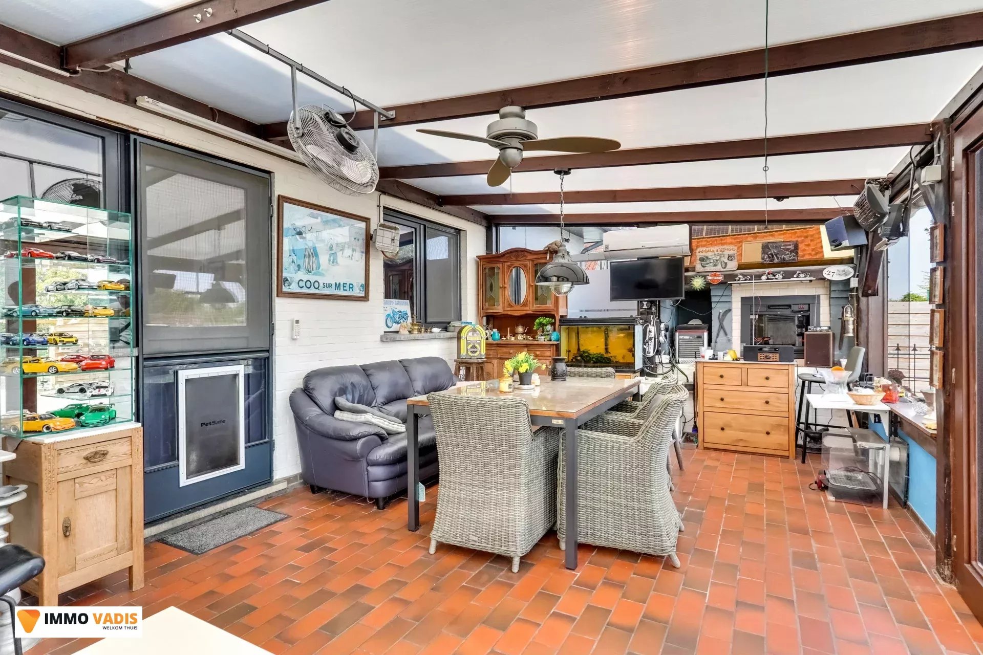 Te koop op lijfrente - Comfortabele villa met drie slaapkamers, twee garages en een magazijn.